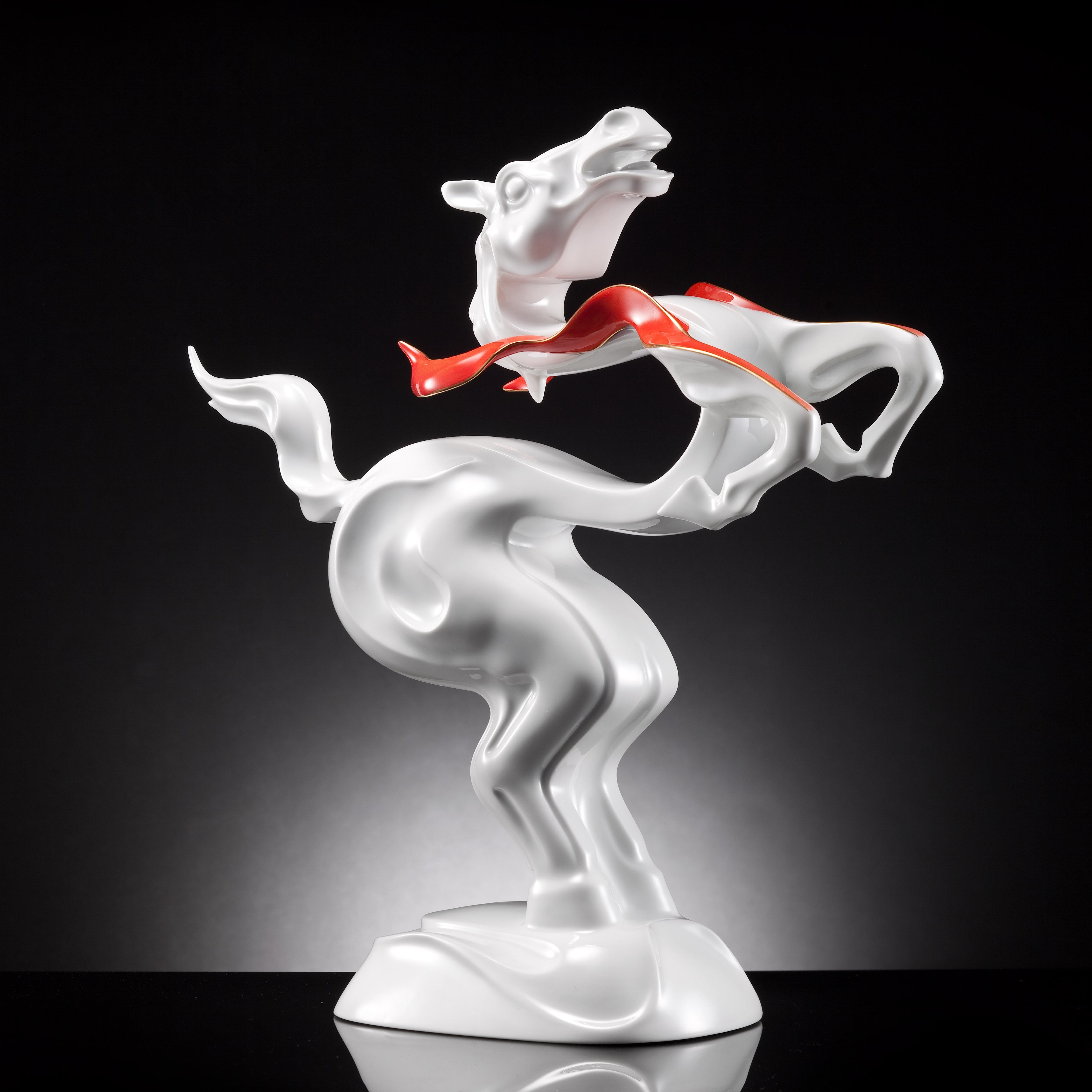 躍馬中原白瓷擺飾正面圖,展現龍馬躍起姿態