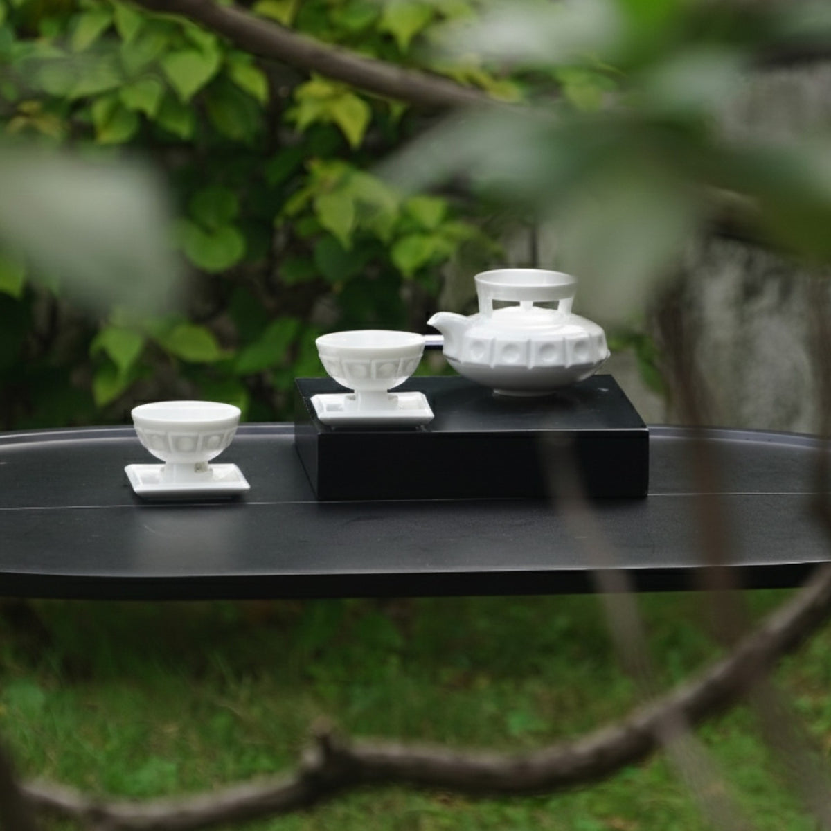 〈璀璨〉壺杯組擺在戶外茶桌上