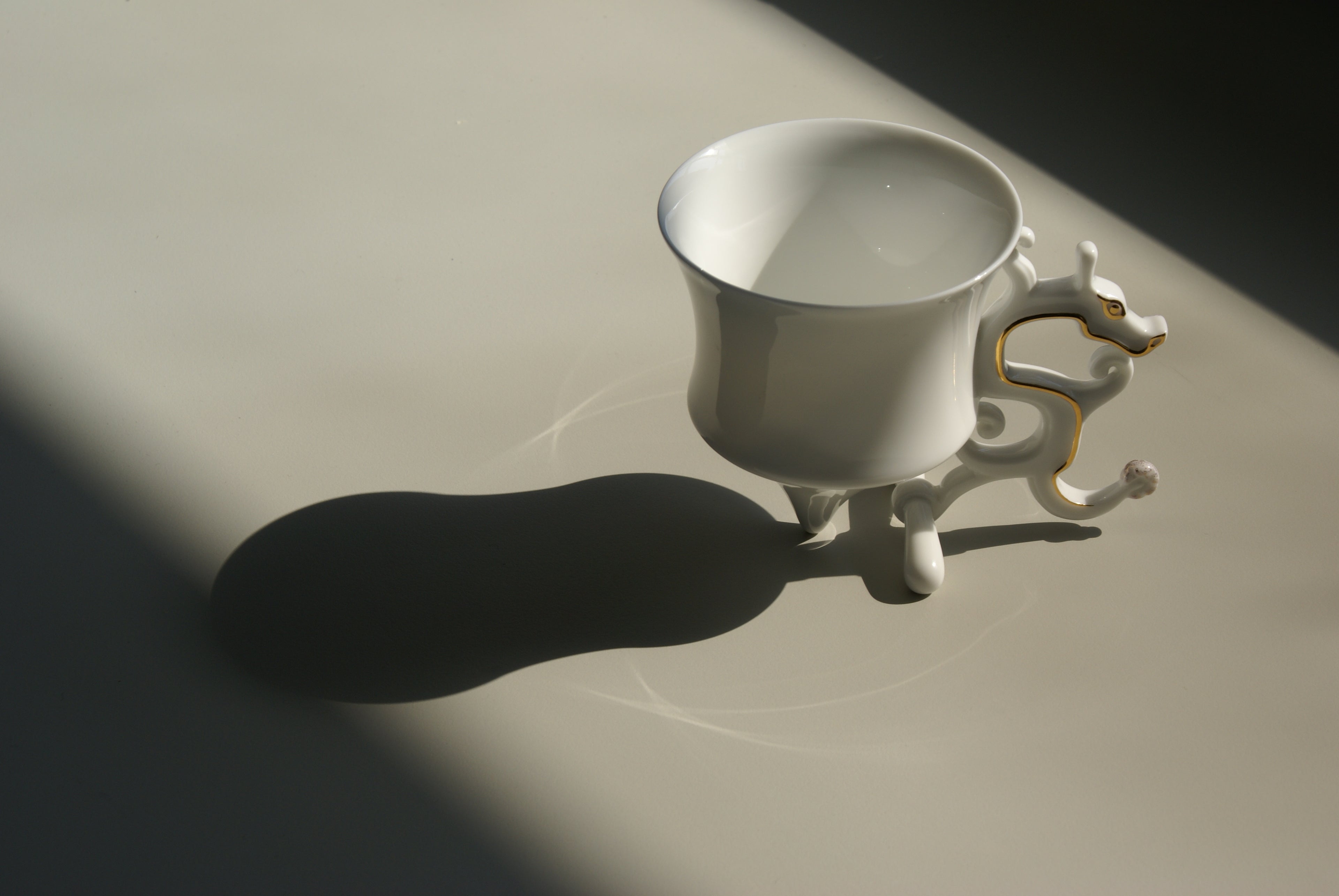 《龍尊》杯,可用於茶或咖啡。俠軍設計的現代白瓷茶杯,金邊勾勒,傳達生活美學