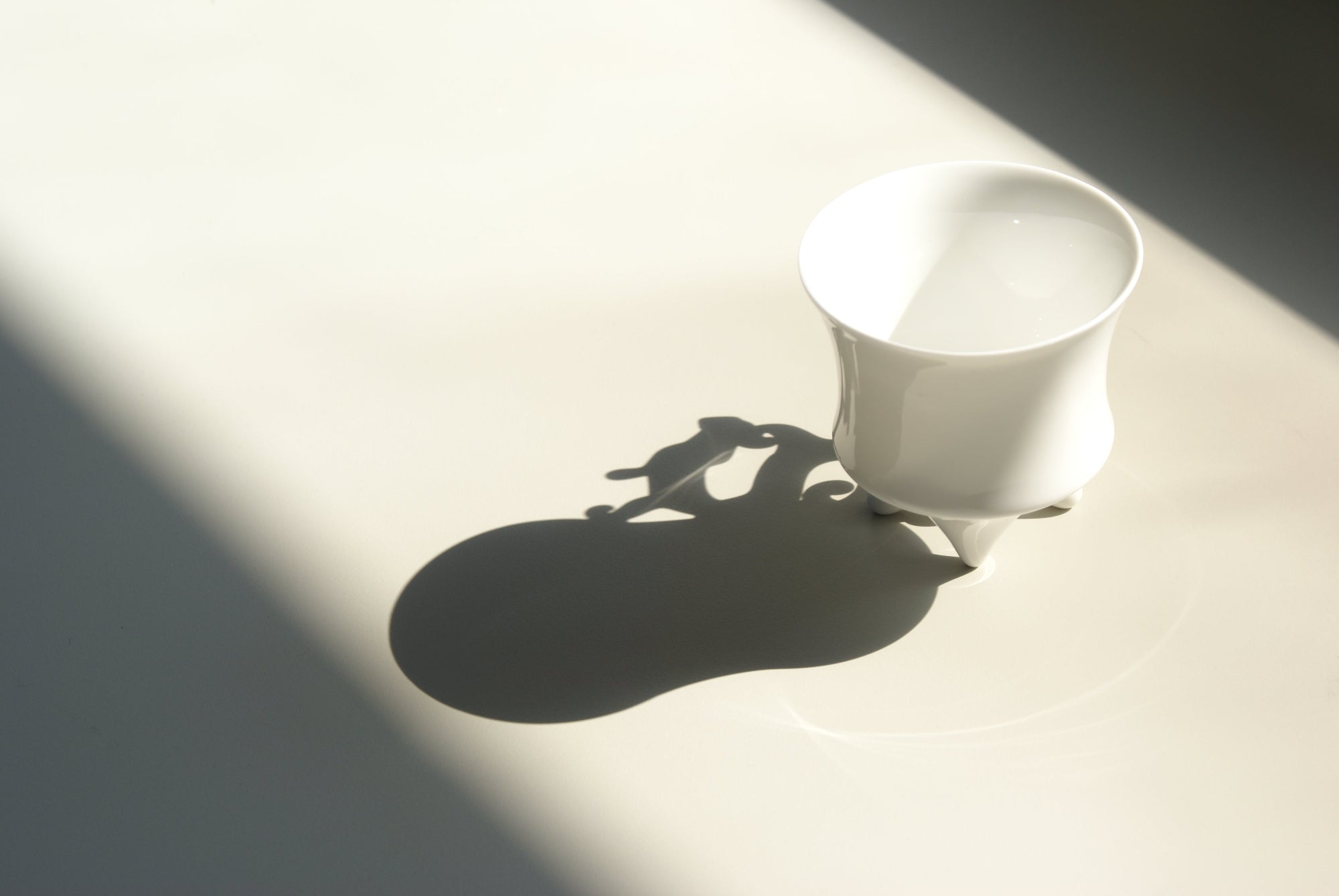 《龍尊》杯,可用於茶或咖啡。俠軍設計的現代白瓷茶杯 傳達生活美學