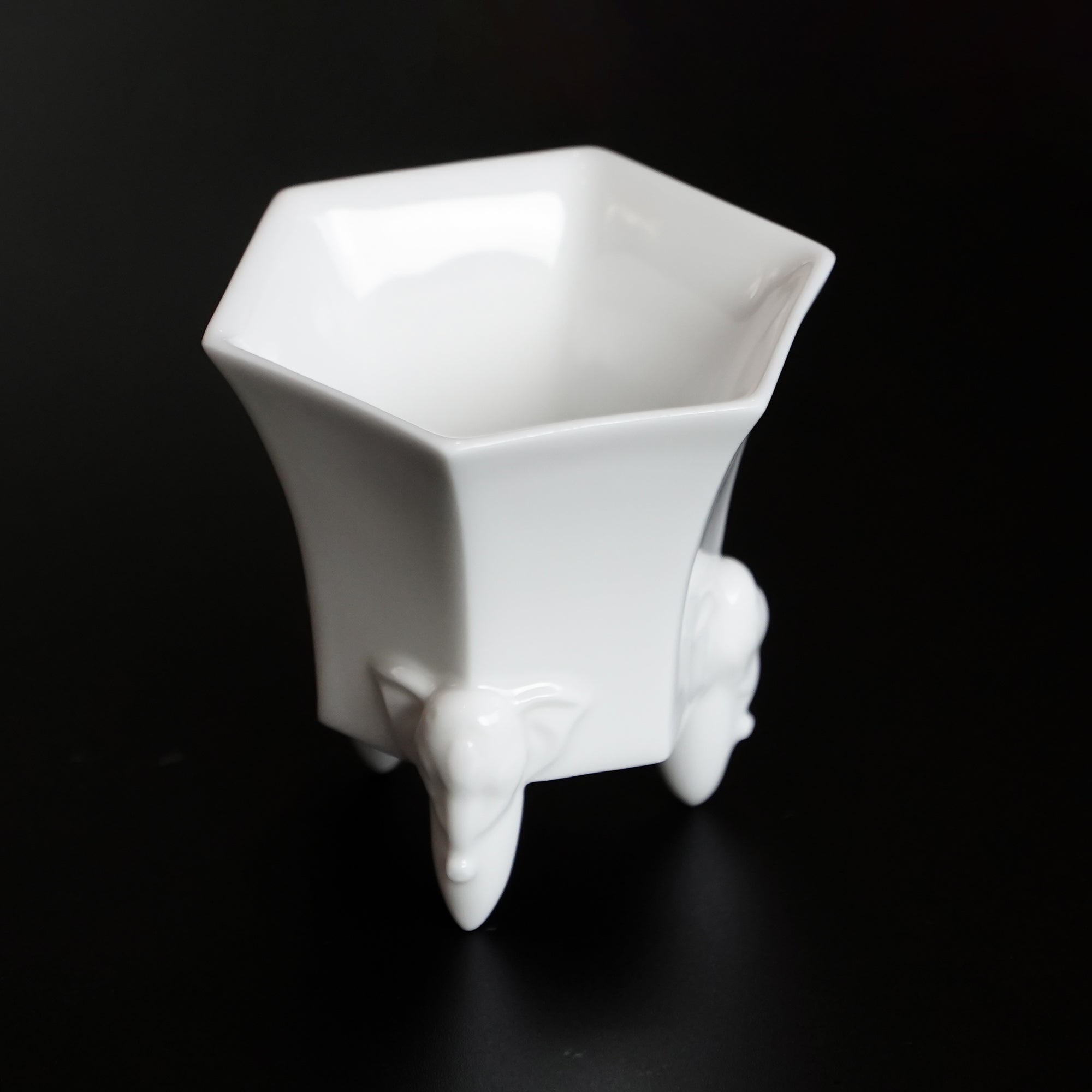 豪情有相瓷器茶杯|三角立足造型寓意穩固與和平