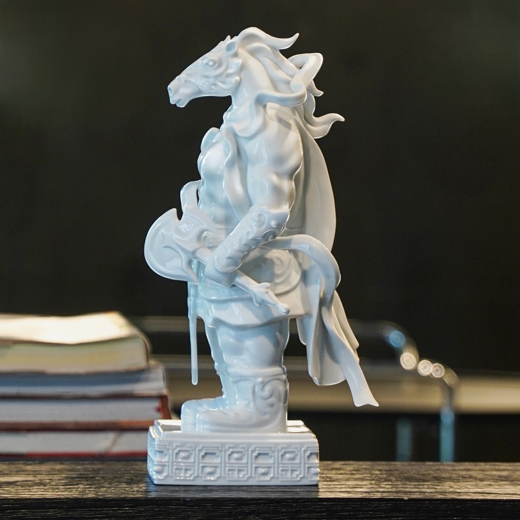 展現銅牆鐵壁般氣勢的瓷器馬雕像《常勝》