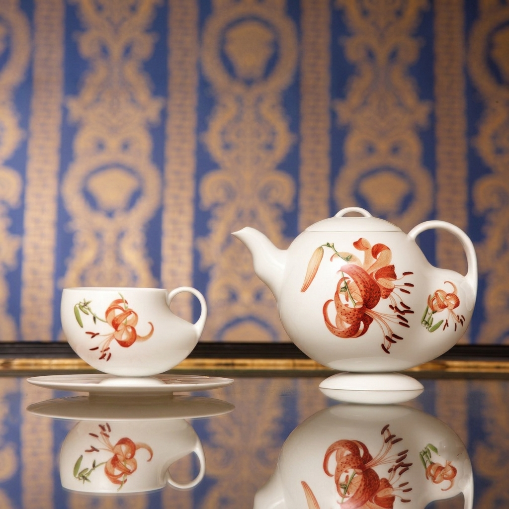 青春 In Bloom porcelain teapot with lid, detailed floral artwork inspired by Giuseppe Castiglione’s lily paintings