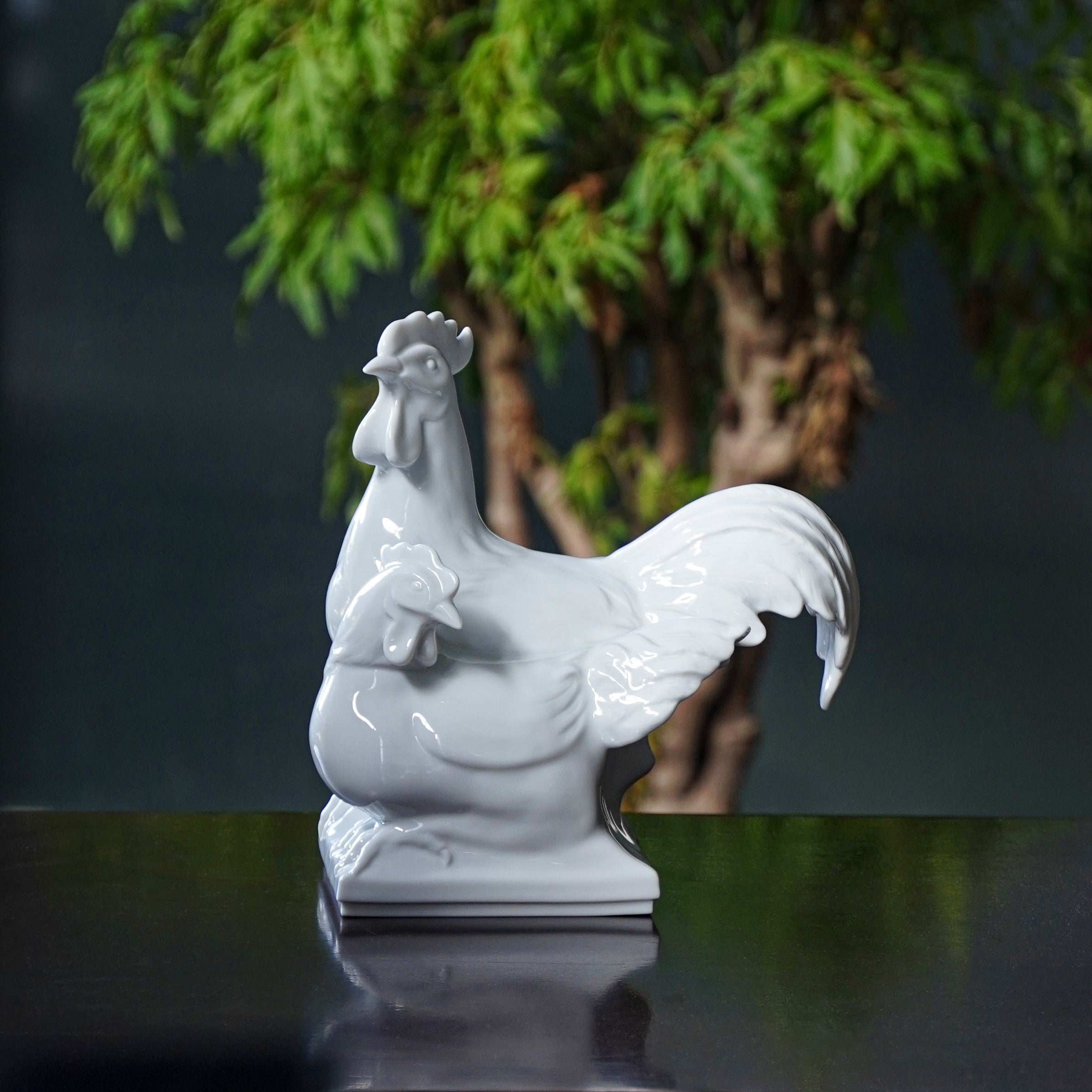 《坐握良機》成雙成對雙雞白瓷擺飾,御璽系列作品,象徵觀察與行動並重