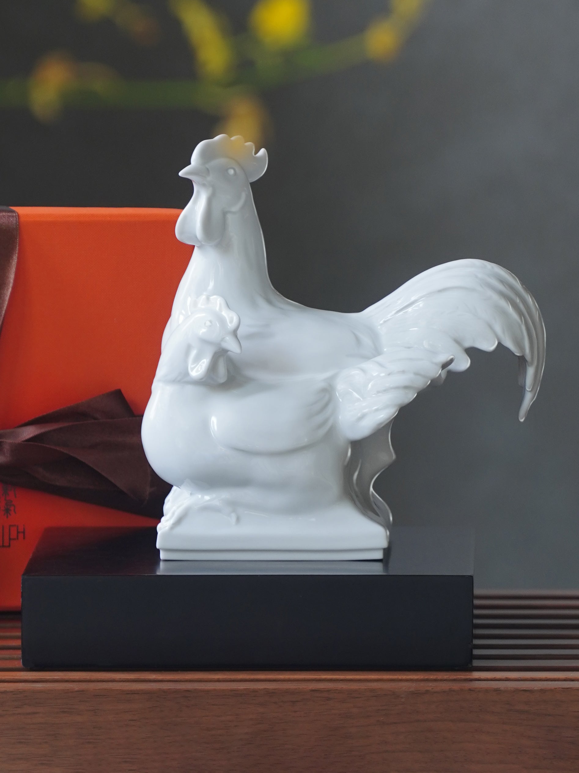 《坐握良機》成雙成對雙雞白瓷擺飾,御璽系列作品,象徵觀察與行動並重