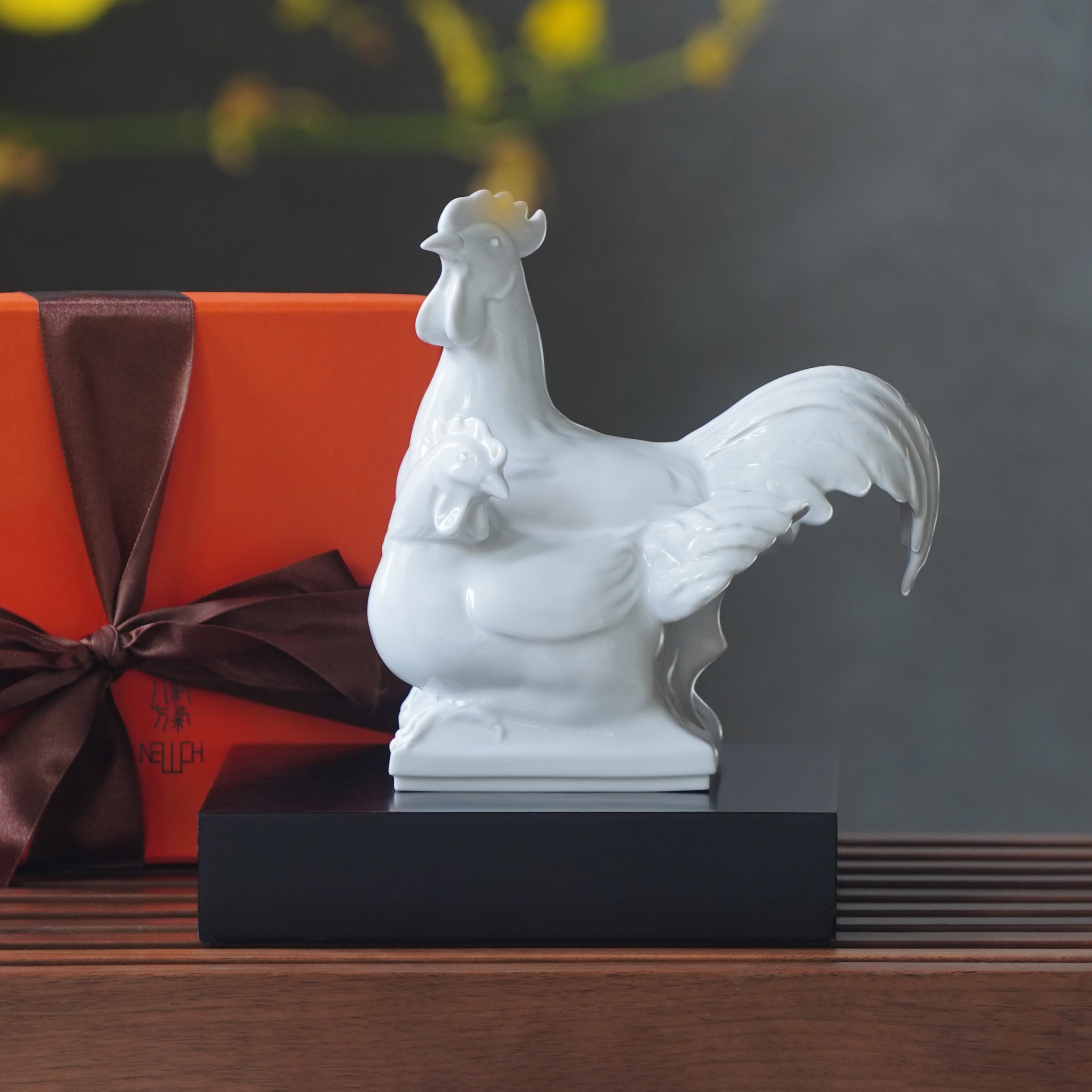 《坐握良機》成雙成對雙雞白瓷擺飾,御璽系列作品,象徵觀察與行動並重