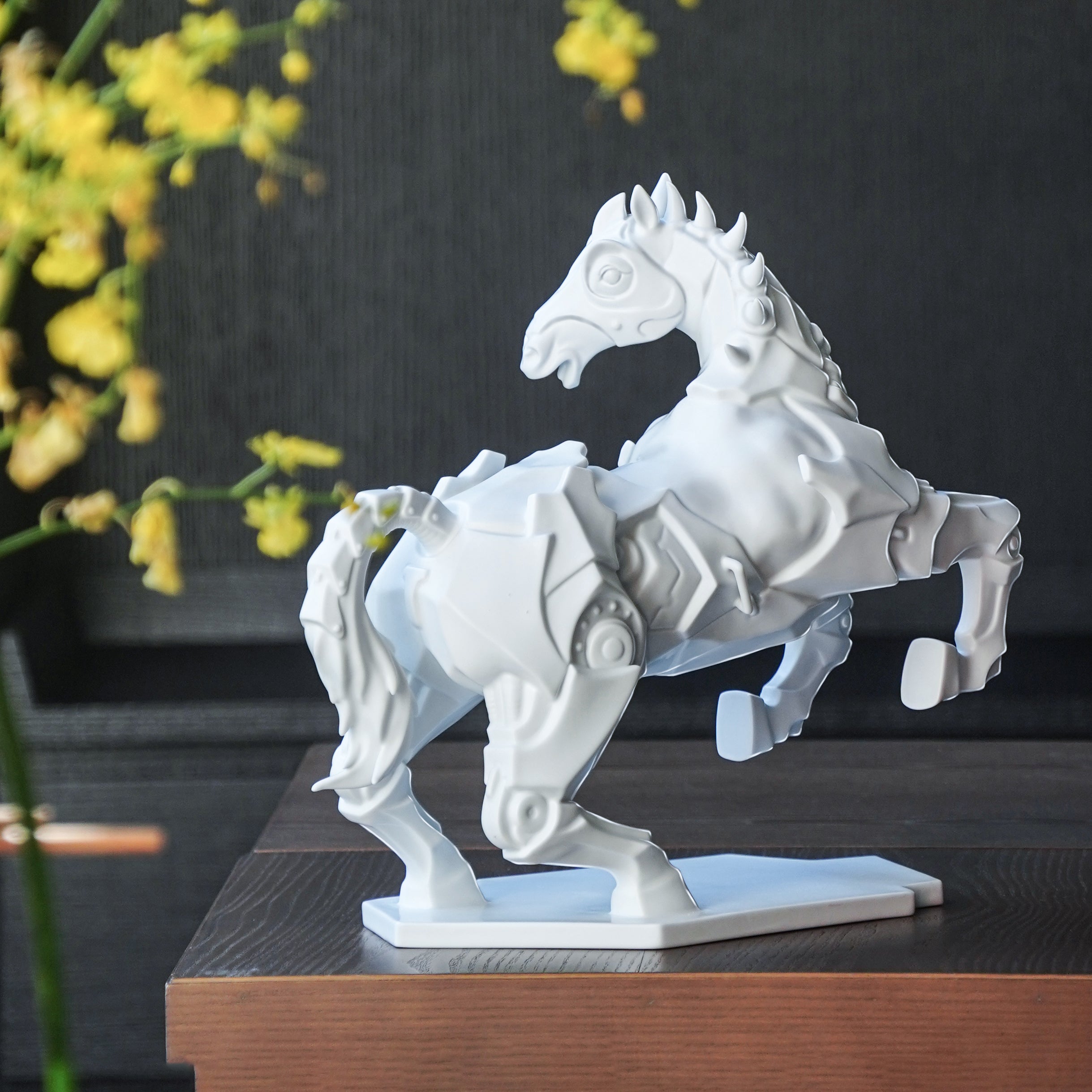 放置於書桌或辦公空間的《金戈鐵馬》,象徵啟動智慧與決心
Steel Horse with Golden Armor placed on a desk or office space, symbolizing strategic focus and determination