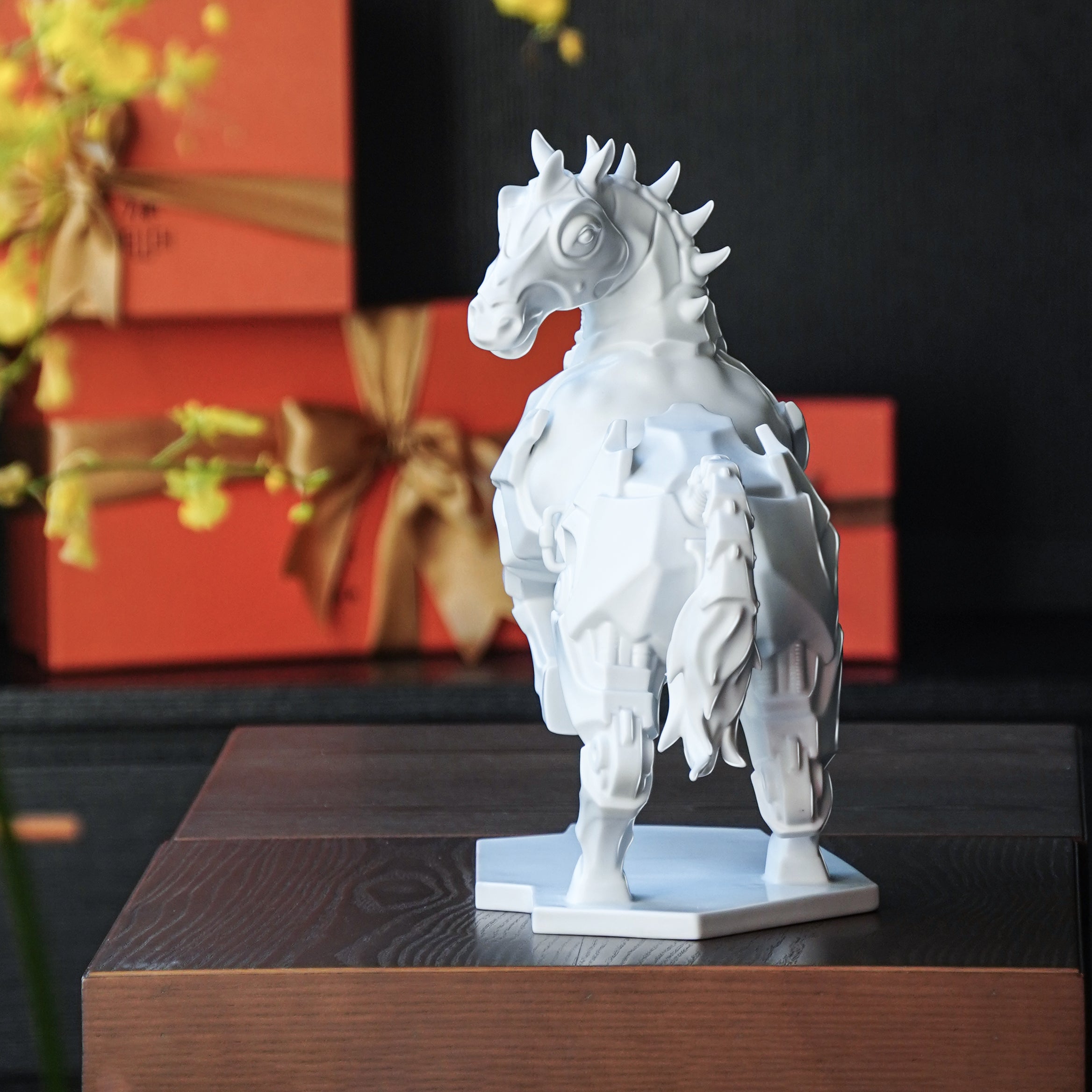 以高難度黏接工藝打造的機械風馬體,展現未來感與速度感
Intricately assembled mechanical horse body crafted with high-difficulty porcelain joining techniques