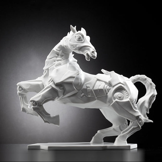 現代機械風格結合生肖馬造型的白瓷擺飾,呈現剛毅與智慧並重的造型張力