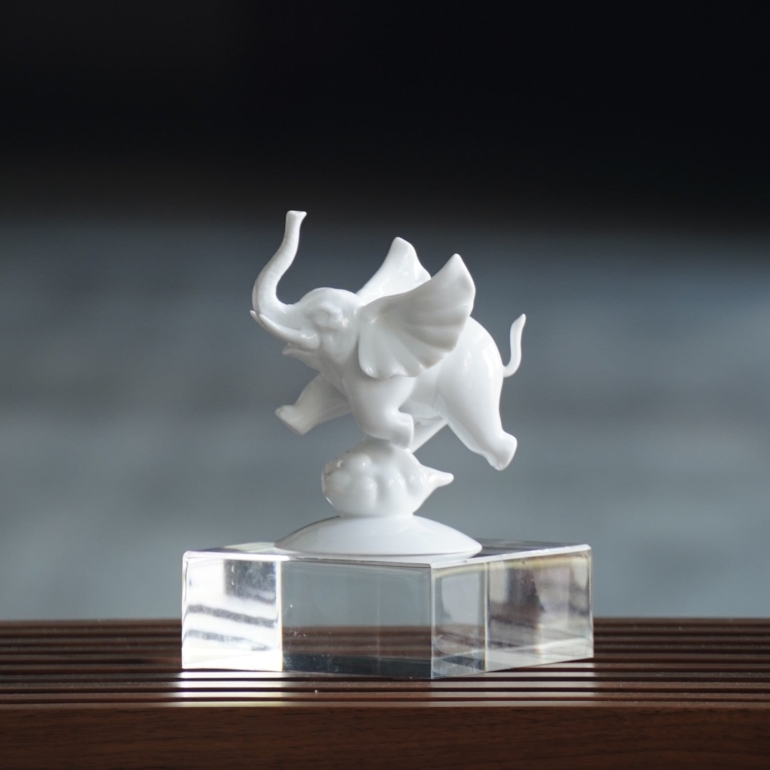 八方新氣 更上層樓 小飛象 白瓷 家飾品