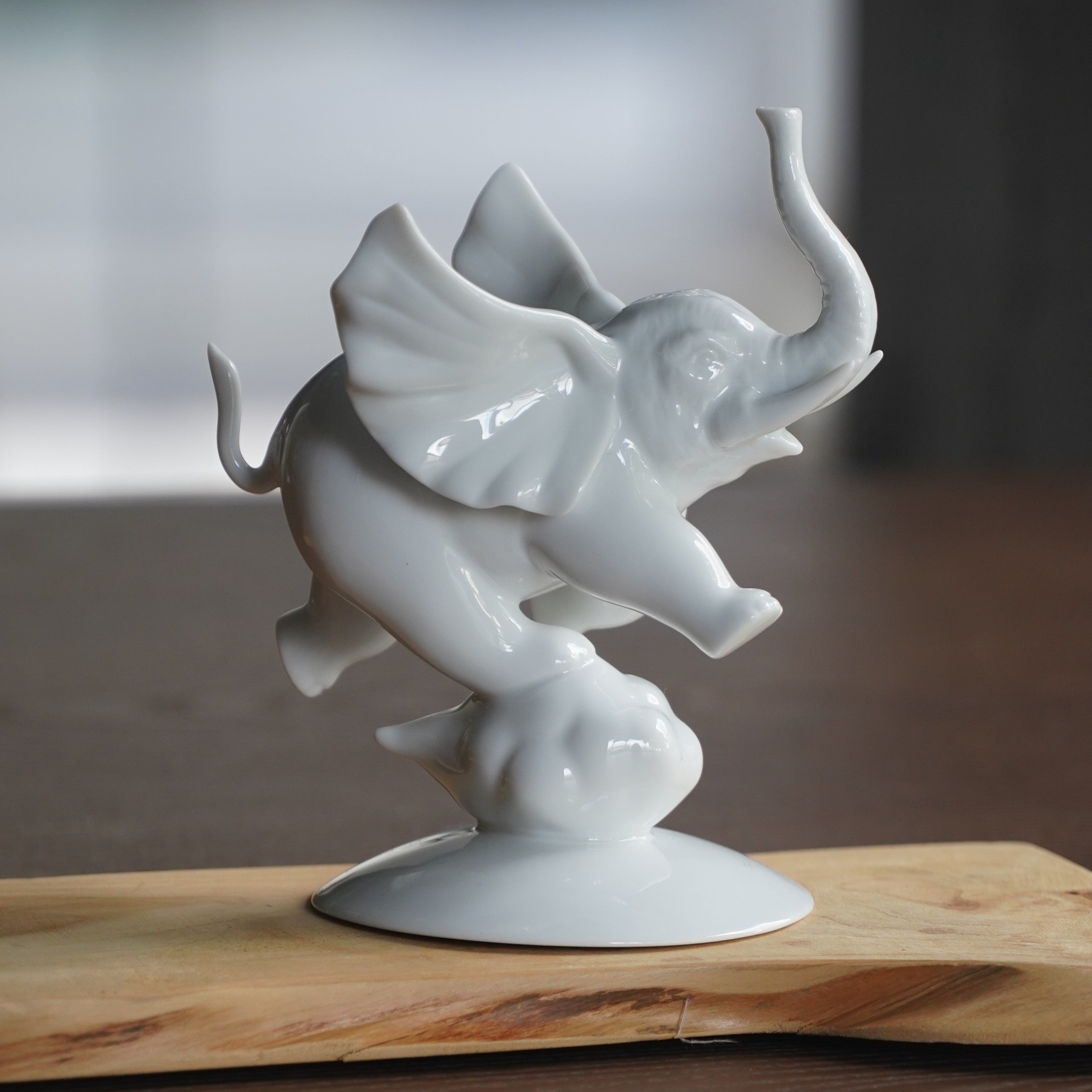 八方新氣 更上層樓 小飛象 白瓷 家飾品