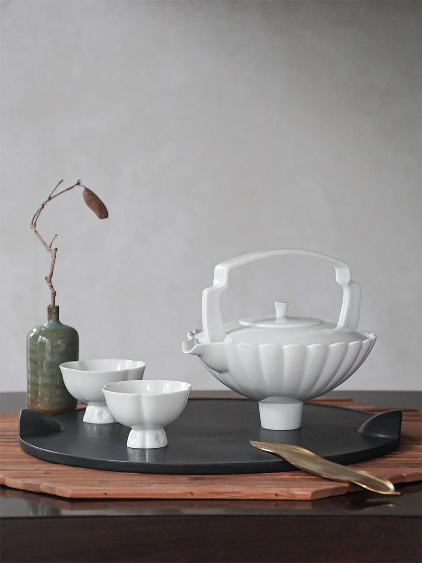 春嵐亮面白瓷茶壺|高台底座與環形提樑設計