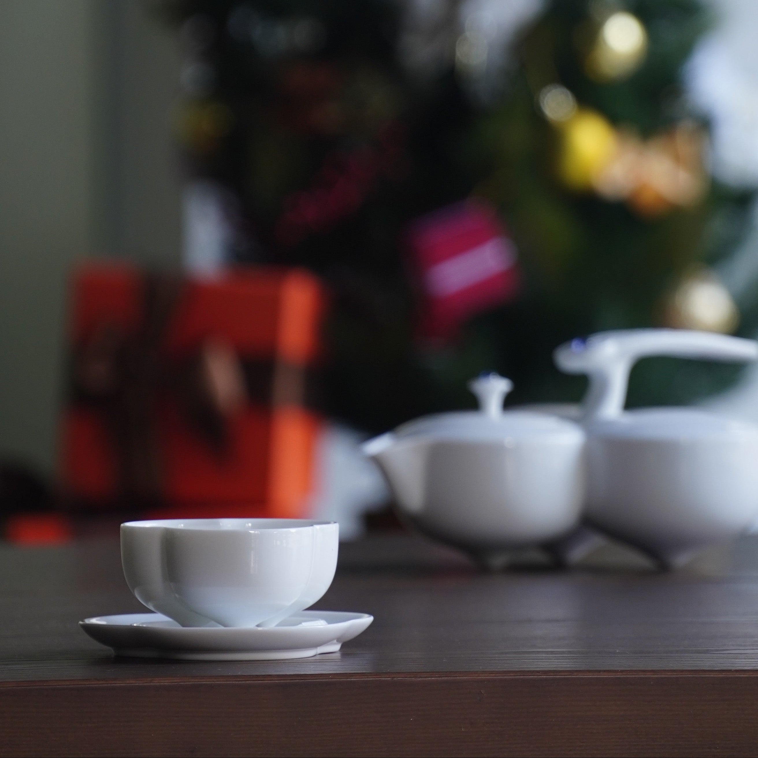 純白瓷器上的自然光澤,傳遞一場溫潤而長久的祝福 Natural gloss on white porcelain, delivering a warm and lasting blessing