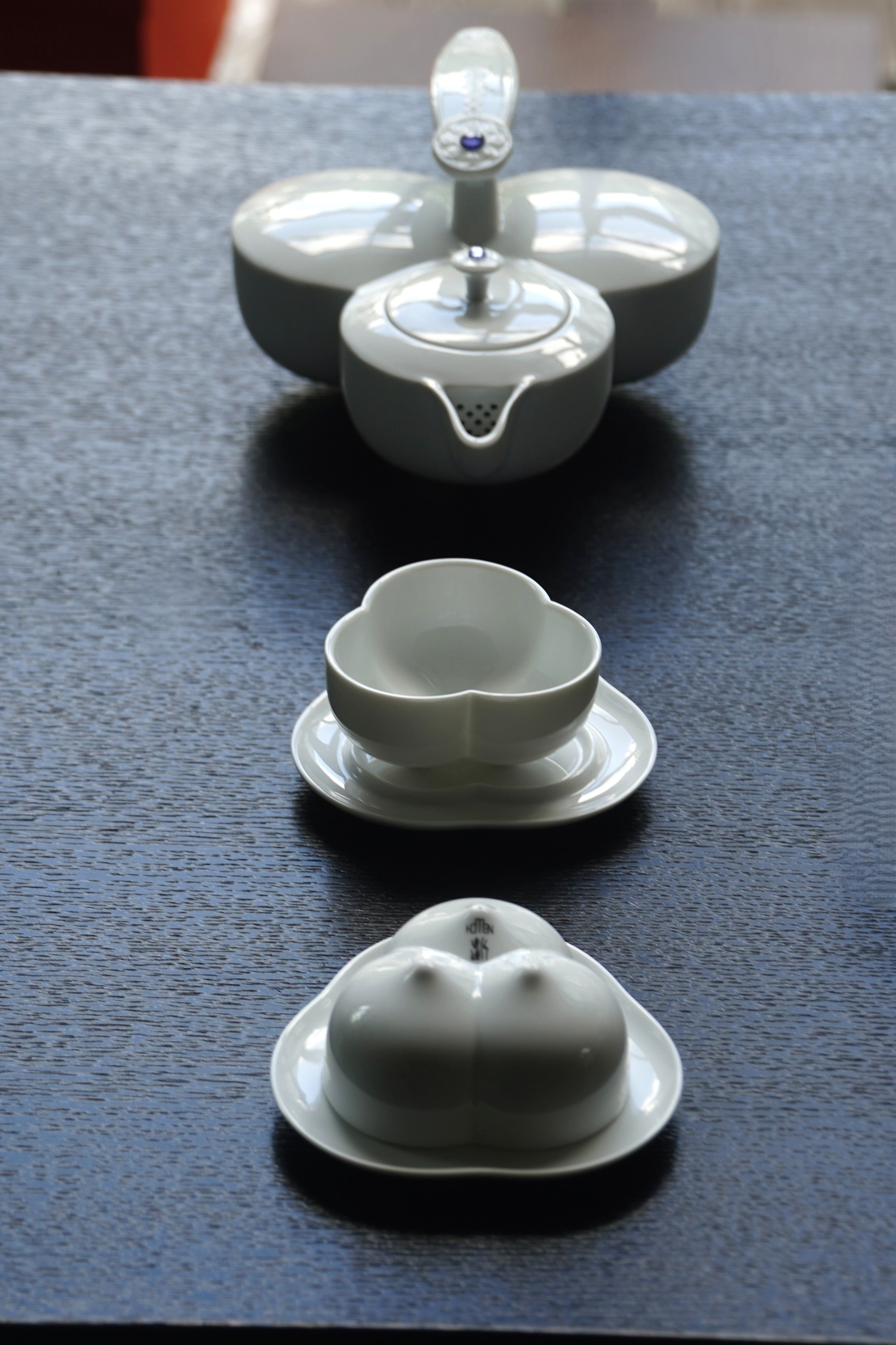 《三星高照》茶具俯視圖,展現圓滿構成與雅致擺設
Overhead view of “Three Blessings in Harmony” tea set showing balanced design and harmonious layout