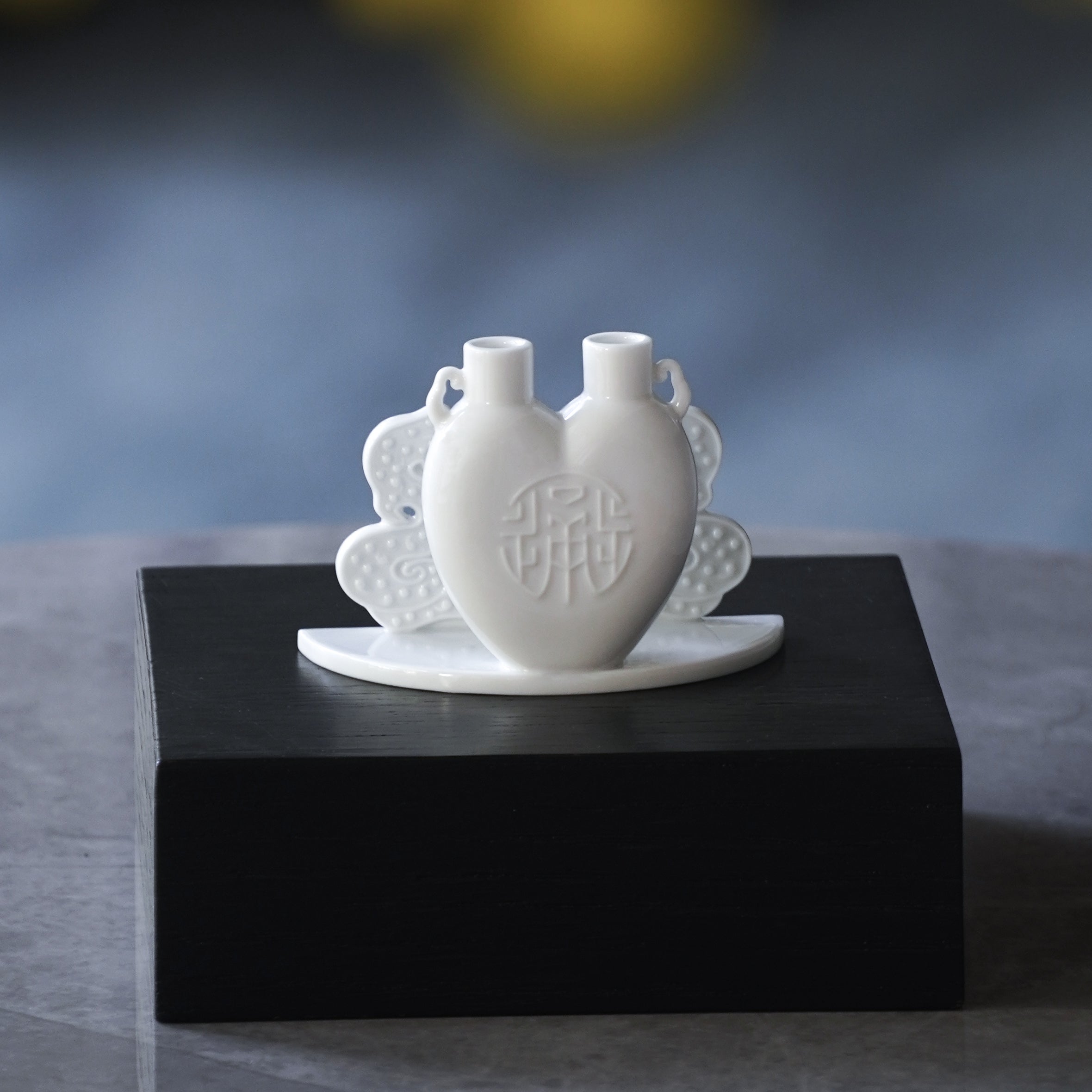 《萬事亨通》瓷器作品,兩瓶造型象徵通達與事業順利
Dual vase card holder engraved with the word “通”, meaning flow and communication