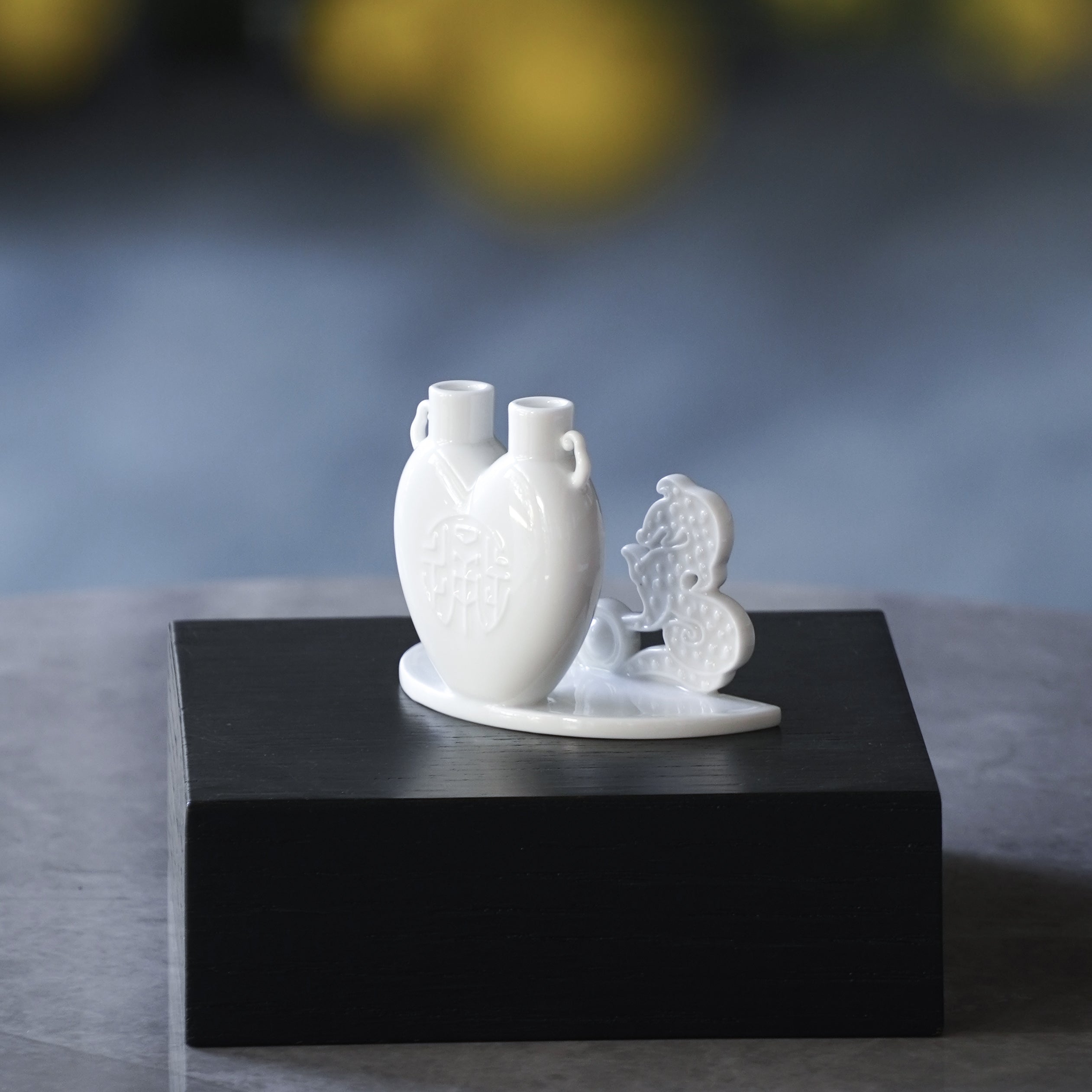 《萬事亨通》瓷器作品龍、珠、瓶三象合一的升遷禮首選,展現氣勢與祝福