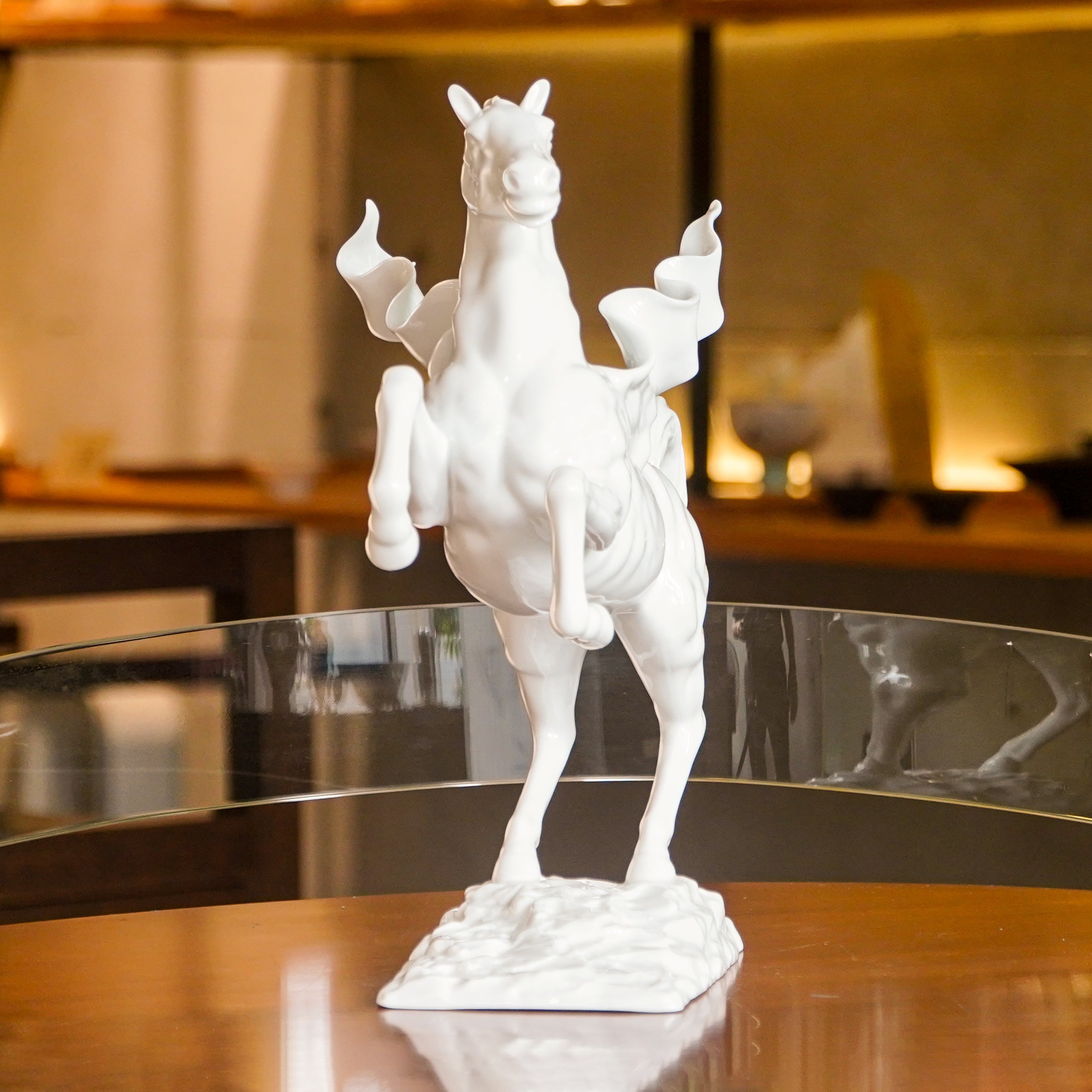 白瓷馬到成功限量作品,適合升遷、創業與轉職祝賀 “A Leap to Victory” limited-edition white porcelain piece for milestone gifting