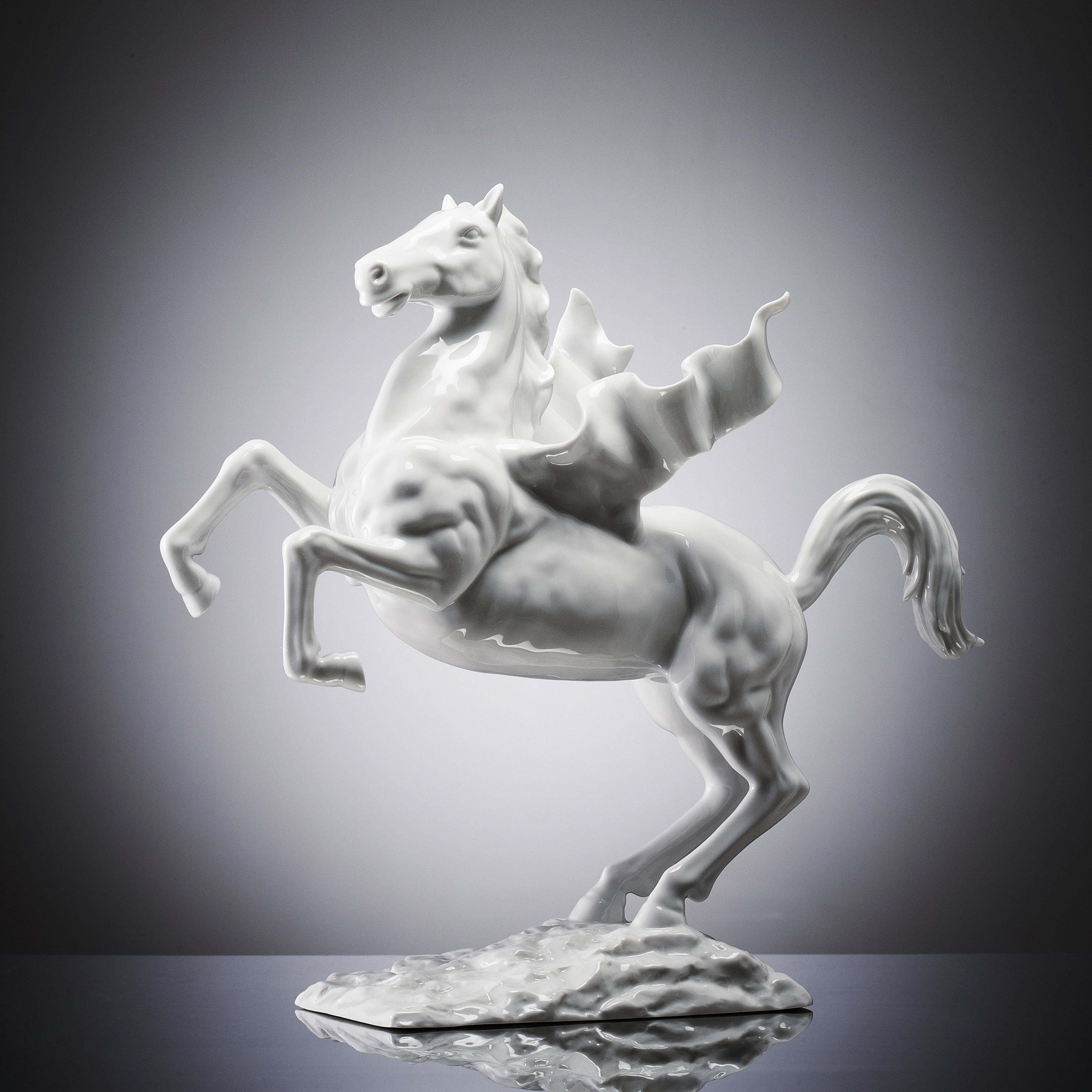 飛躍中定格的馬年擺件,展現不敗龍馬精神 Leaping Year of the Horse collectible showcasing the spirit of triumph