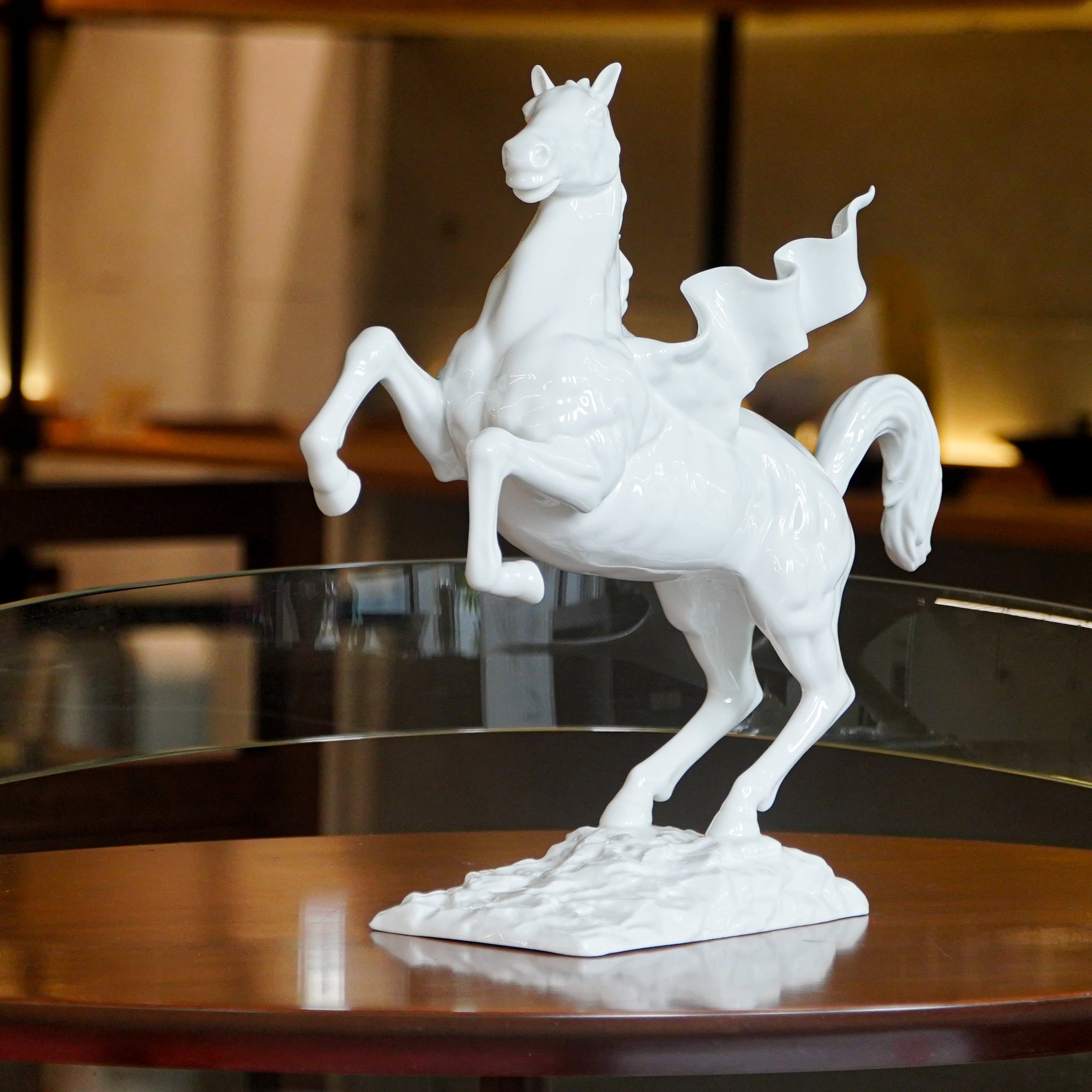 白瓷飛馬藝術擺飾,躍起翱翔,辦公室與書房激勵擺設首選