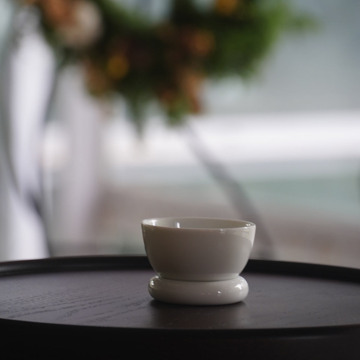 日出望月,圓好夢白瓷茶杯與花景|安靜純淨的山水線茶席氛圍