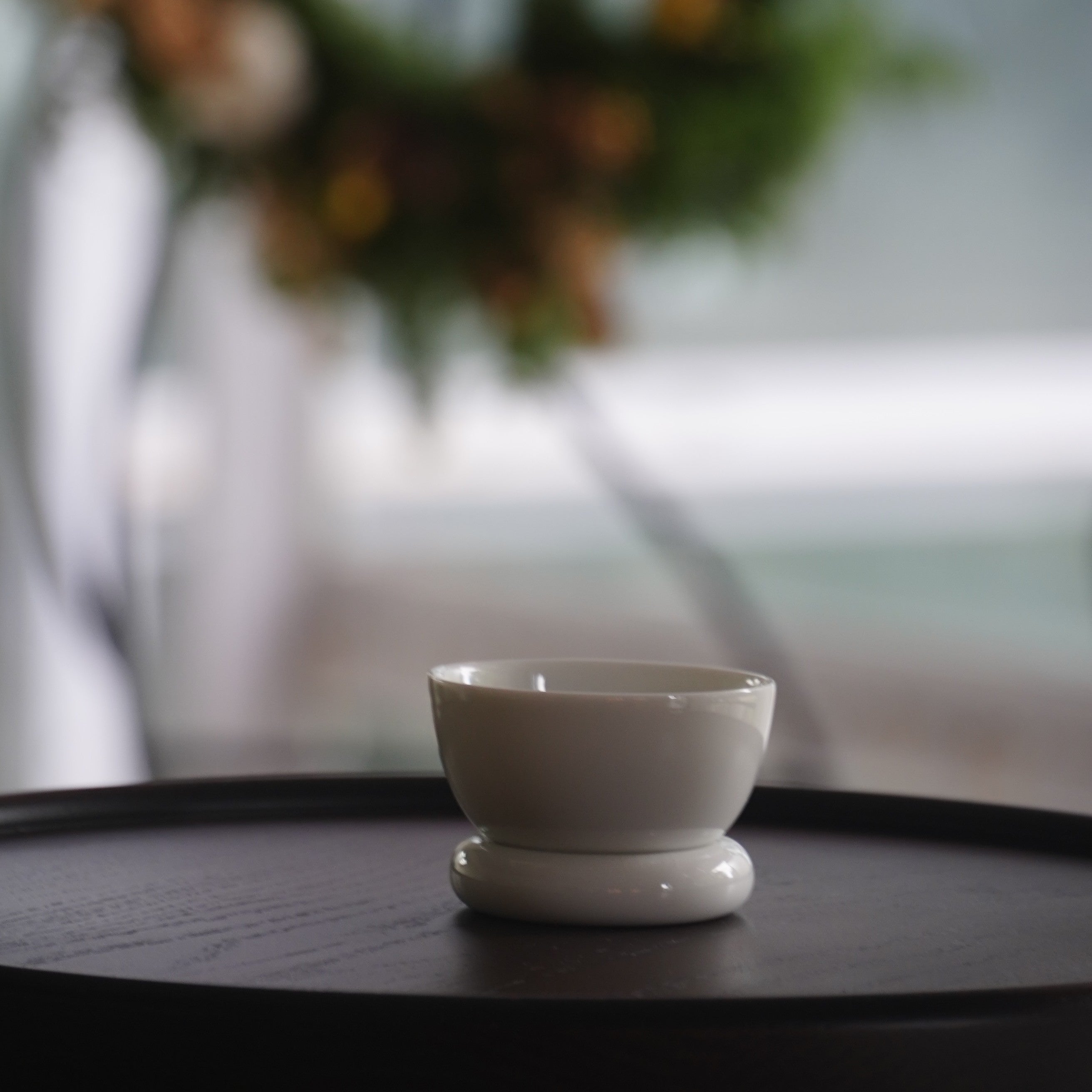 日出望月,圓好夢白瓷茶杯與花景|安靜純淨的山水線茶席氛圍