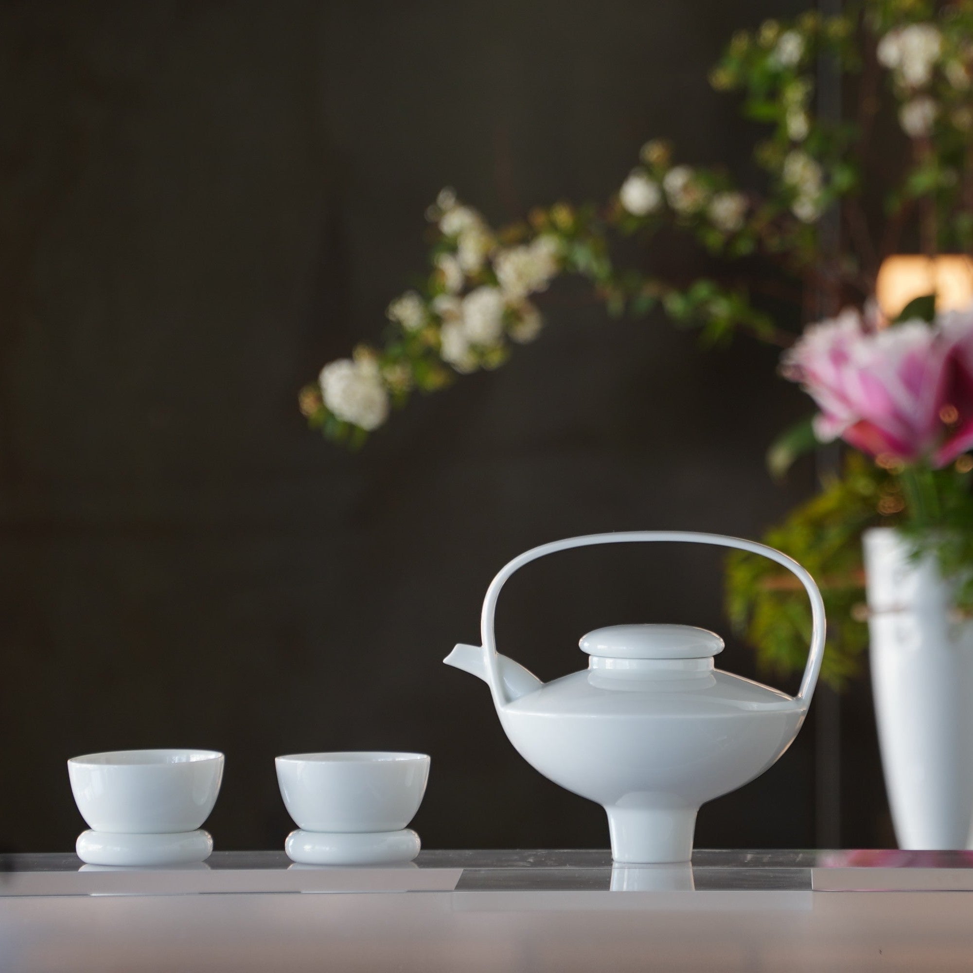 日出望月亮面白瓷茶壺與茶杯組|山水線系列現代東方茶器,為隆重儀式增添莊重