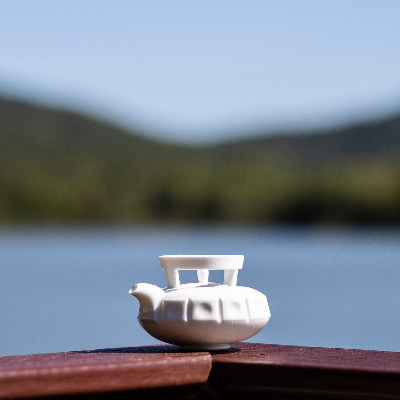 八方新氣《璀璨》茶壺,白瓷透明釉,光影斜照展現瓷器細節之美