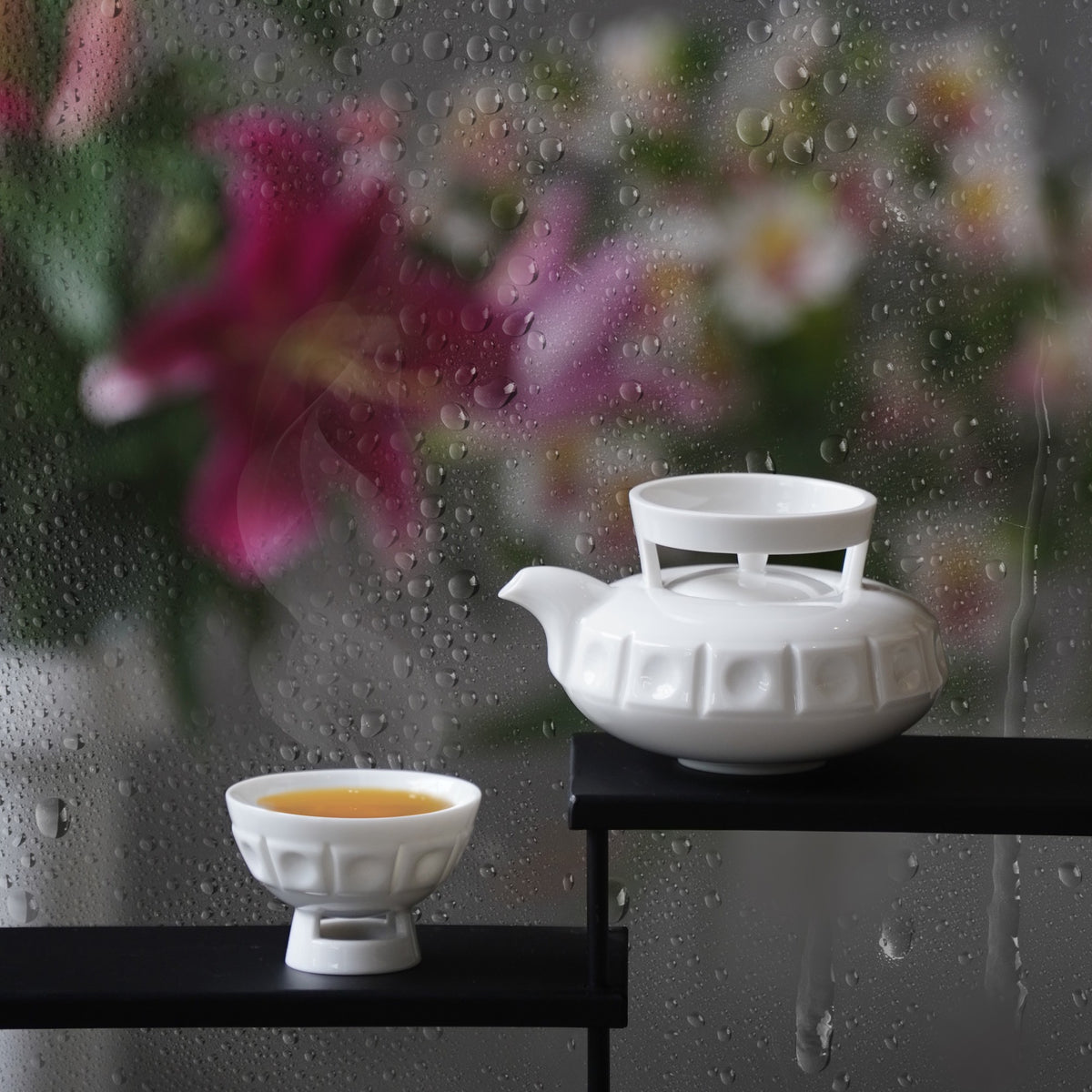 八方新氣〈璀璨〉白瓷壺杯組,方中帶圓的壺身與提梁,雨窗前