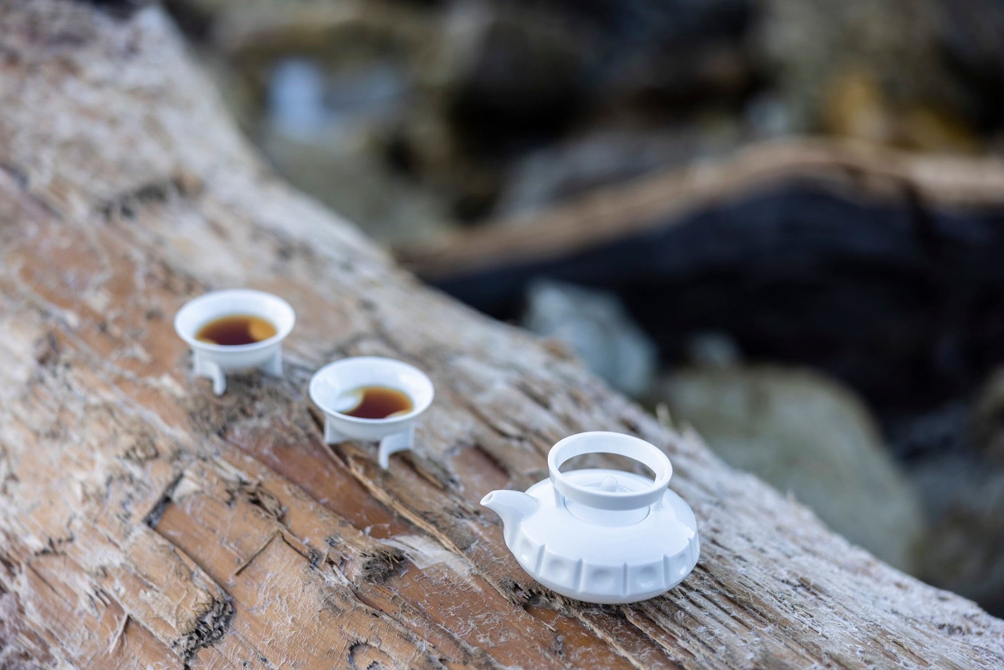 璀璨茶具組呼應地景紋理展現個性風格,置於柔光下如雕刻藝術