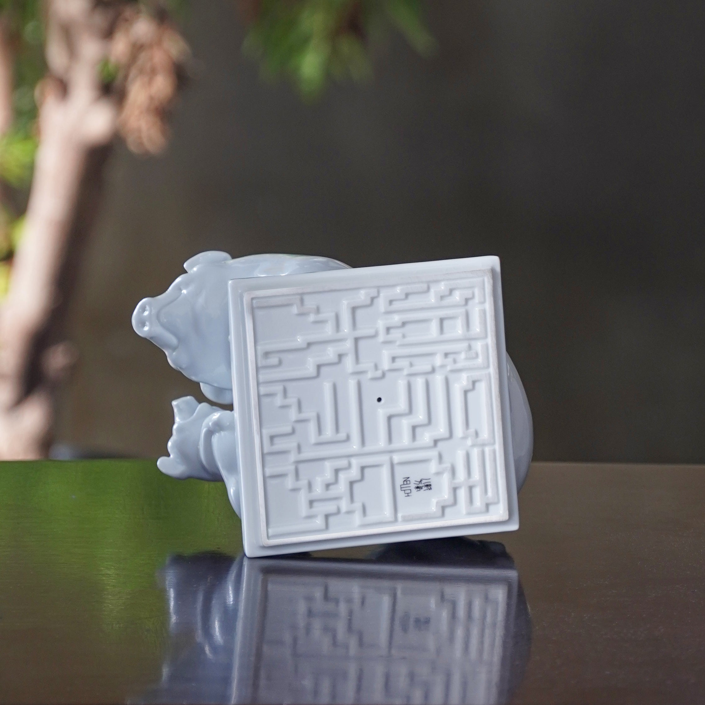 「知足常樂」印章特寫,體現王俠軍老師字體的文化寓意
Close-up of the “Contentment Brings Happiness” seal on the base, featuring Heinrich Wang’s original calligraphy