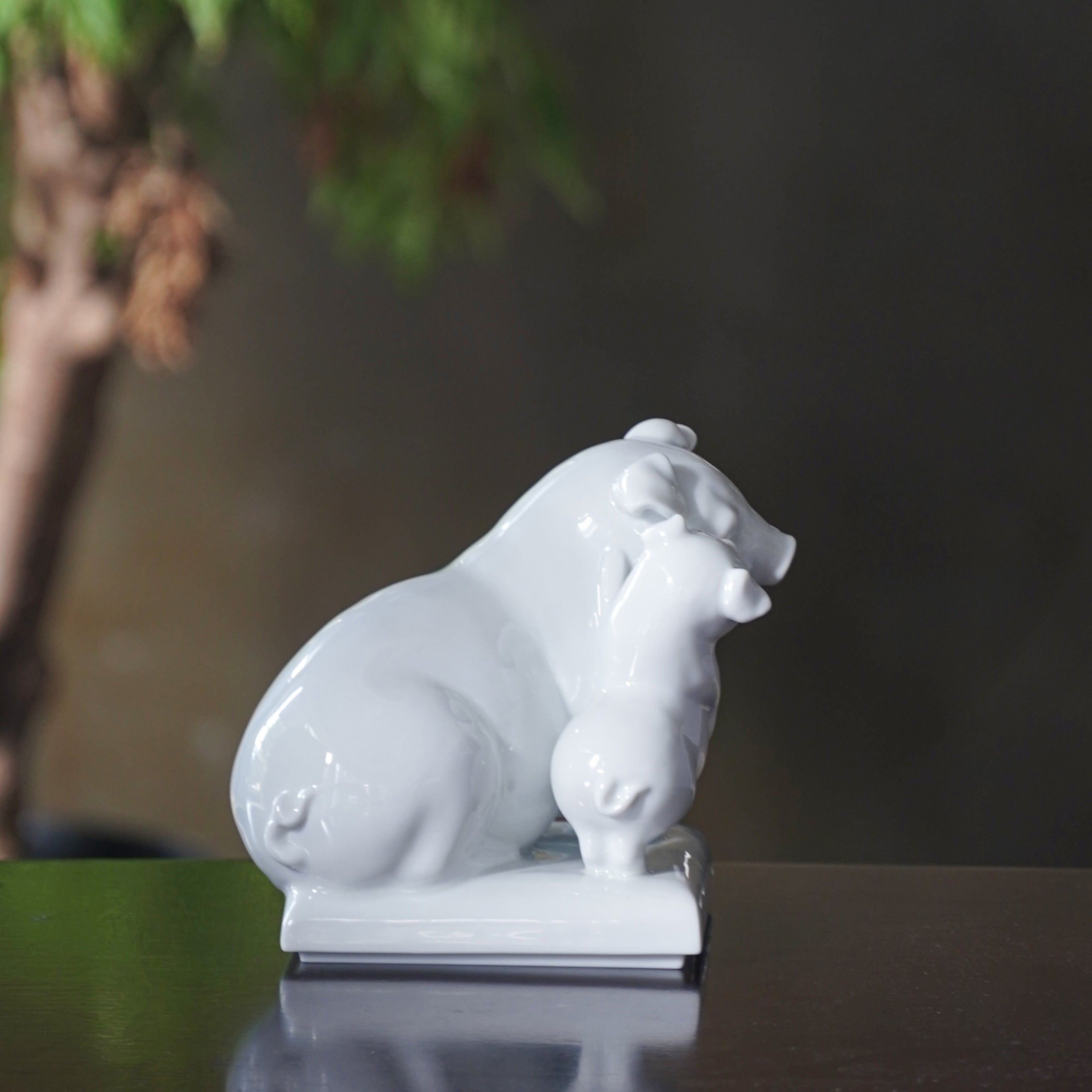 長樂豬瓷偶背面圓潤飽滿的線條設計,象徵和諧圓融與溫暖支持
ounded form and smooth lines of the Bliss and Blessed sculpture, expressing harmony and gentle support