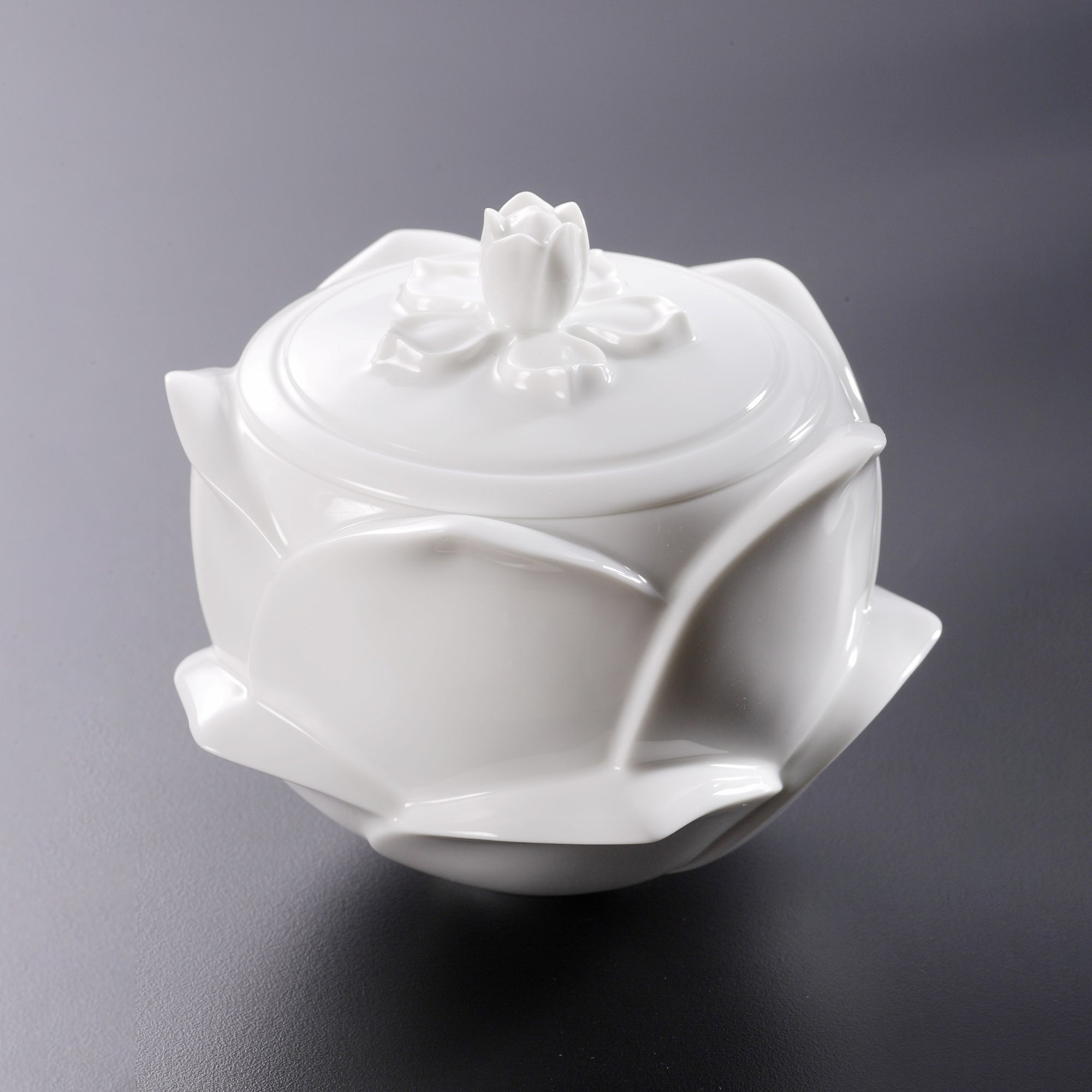 花開白瓷蓮花瓷盒黑色背景・蓮花造型工藝細節・八方新氣 NewChi Porcelain