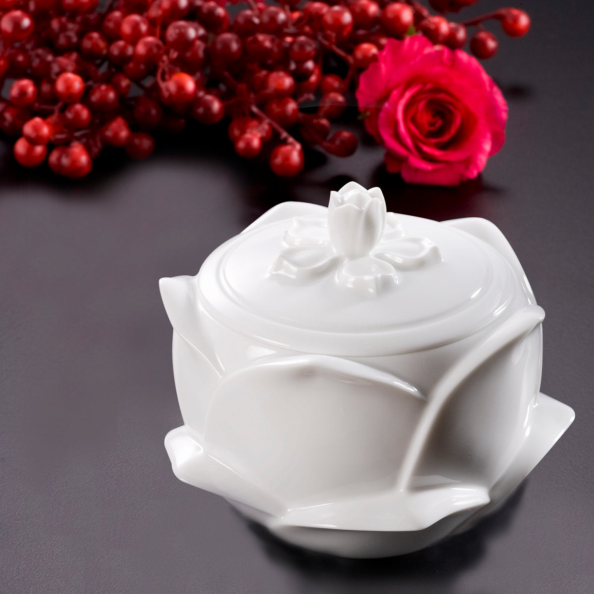 花開白瓷瓷盒紅色花卉背景・喜慶新婚禮贈・八方新氣 NewChi Porcelain