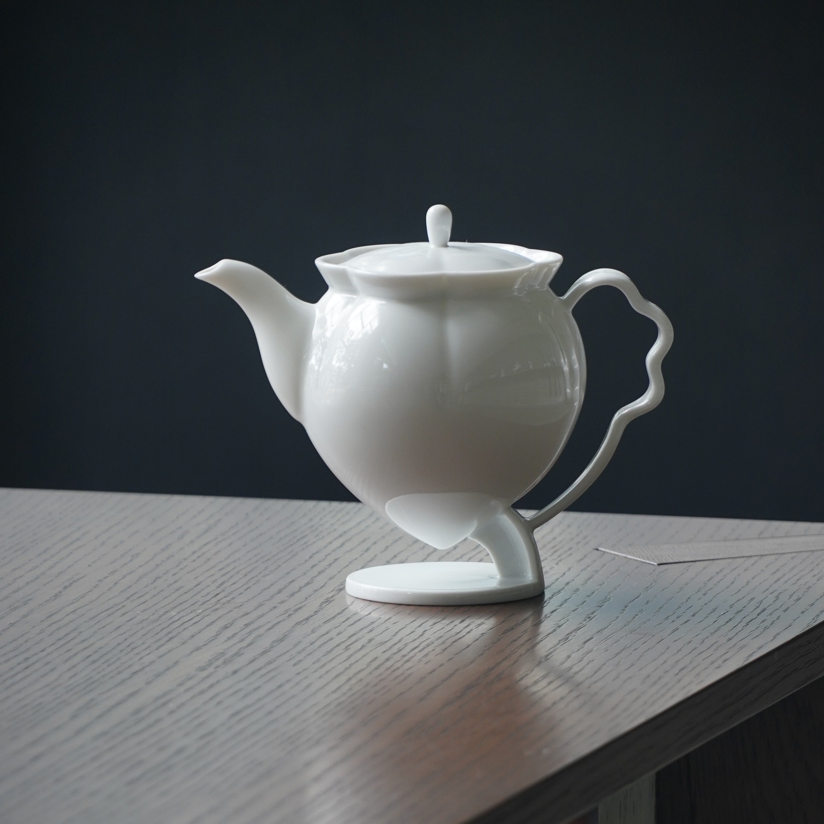 花神白瓷茶壺組深色背景・花苞高足春日茶器・八方新氣 NewChi Porcelain