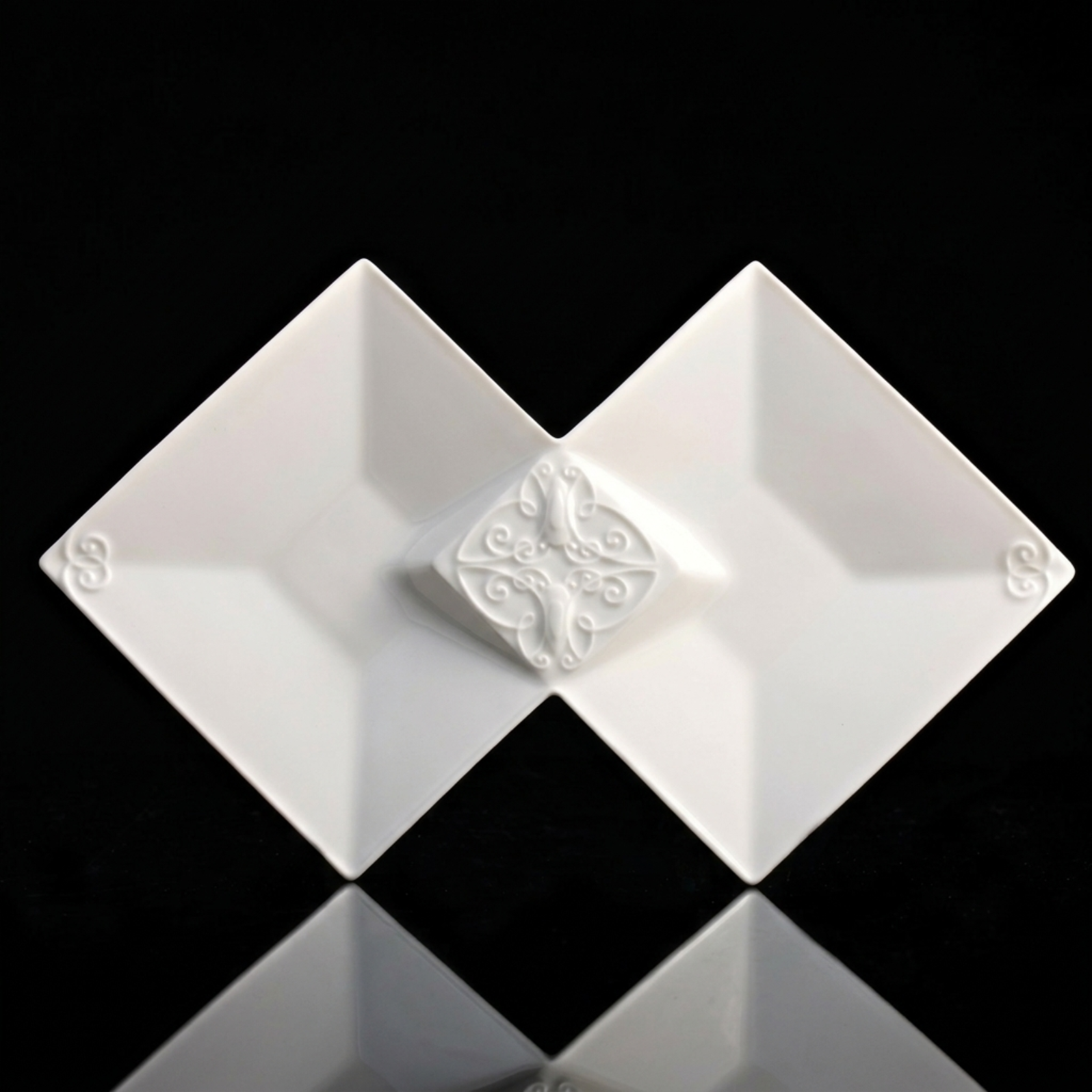 結交四方白瓷雙生方盤黑色背景藝術陳列,對角線構圖展示幾何造型,八方新氣