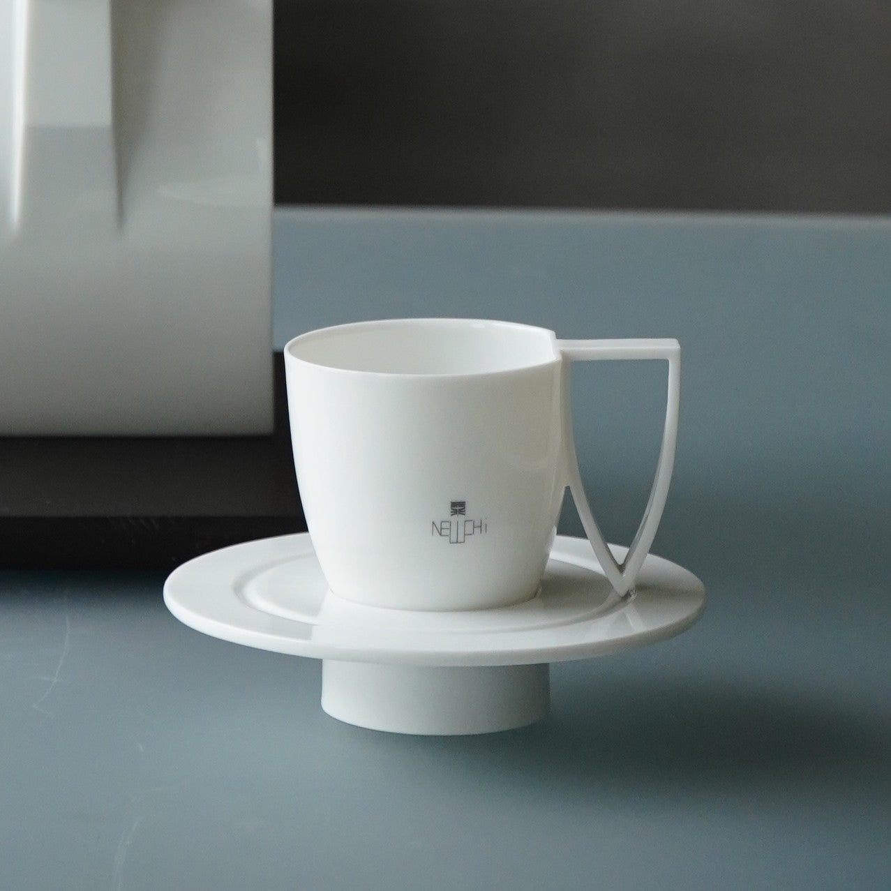 NewChi 八方新氣《形影》白瓷杯盤組,尖底設計與吊燒技術展現當代陶瓷突破