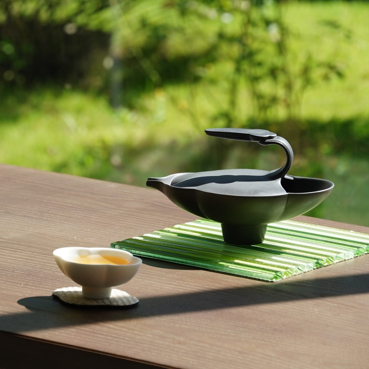 〈簡愛〉霧深灰茶壺與白杯,草地旁木桌