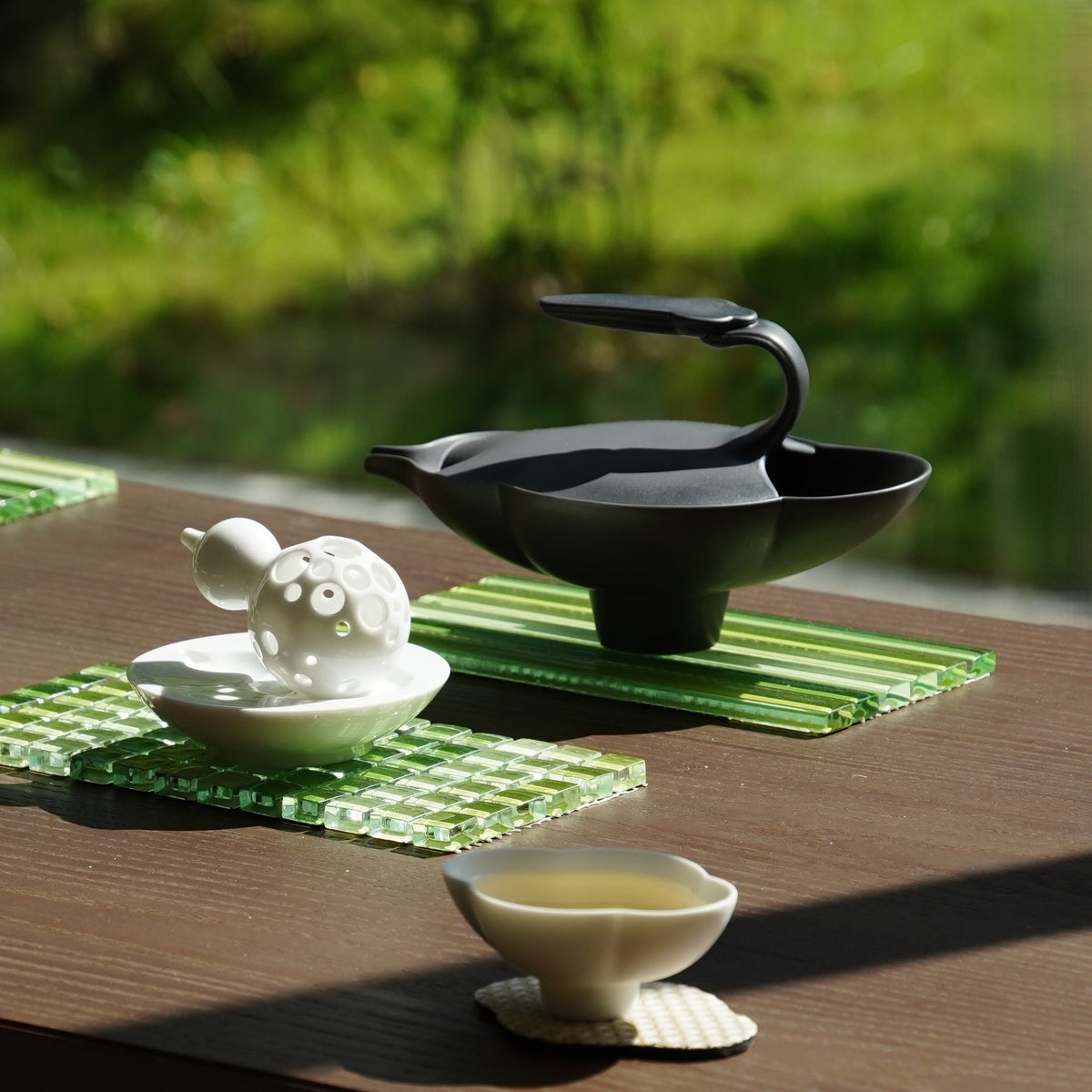 〈簡愛〉霧深灰茶壺與茶杯,綠色杯墊