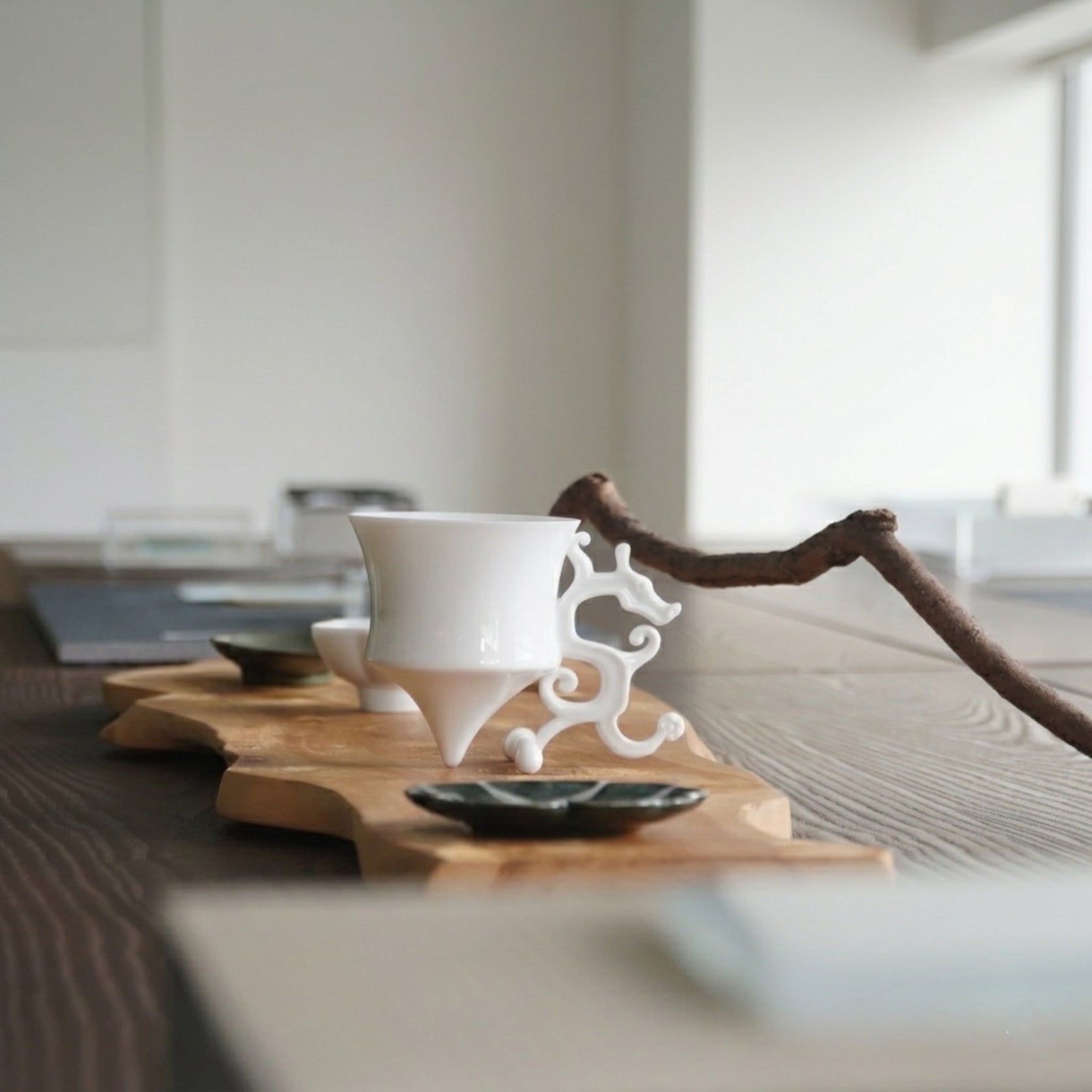 龍尊陶瓷杯,室內自然光背景,展示茶席莊重氛圍,八方新氣