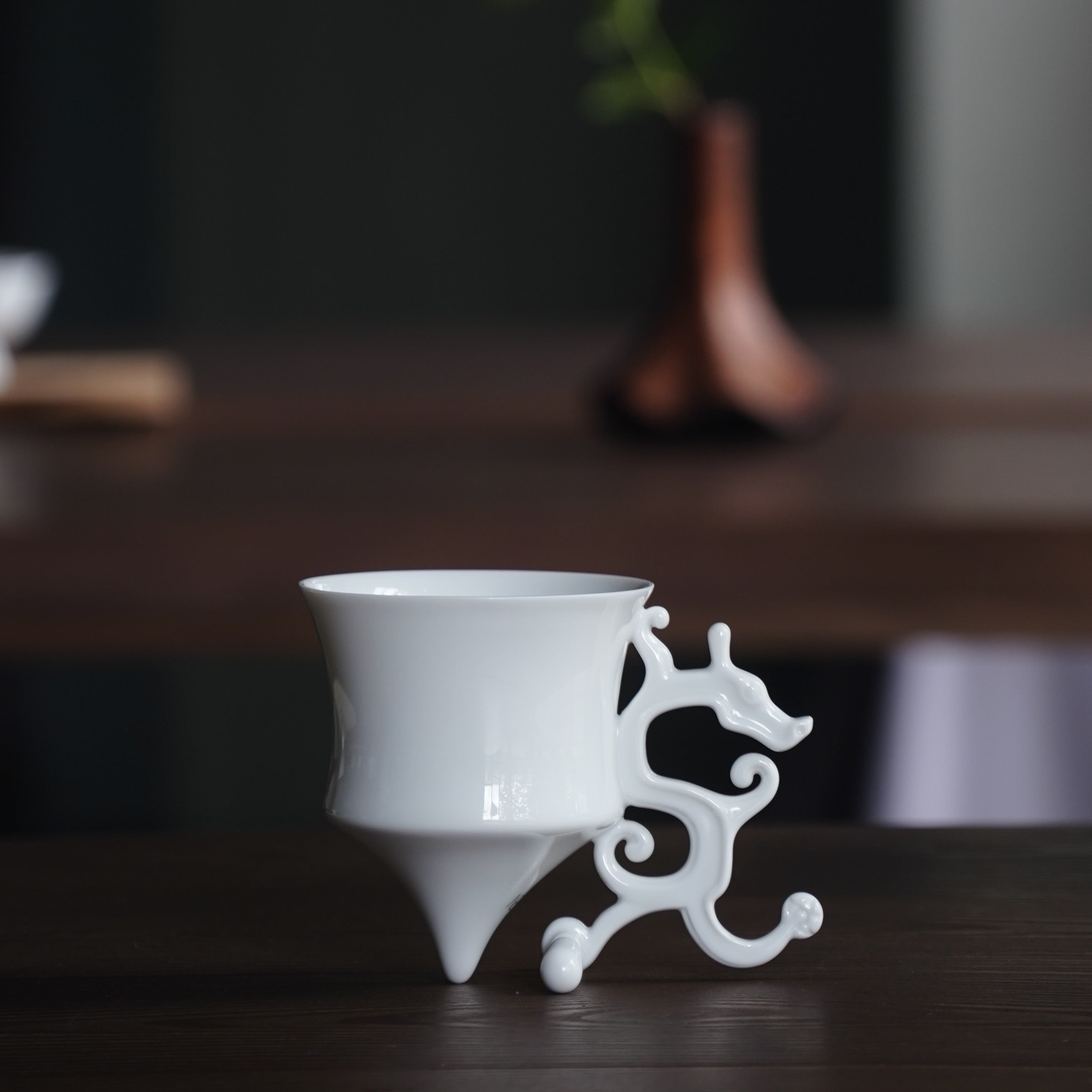 龍尊壺杯組瓷杯自然光場景,展示莊重的品飲儀式氛圍,八方新氣