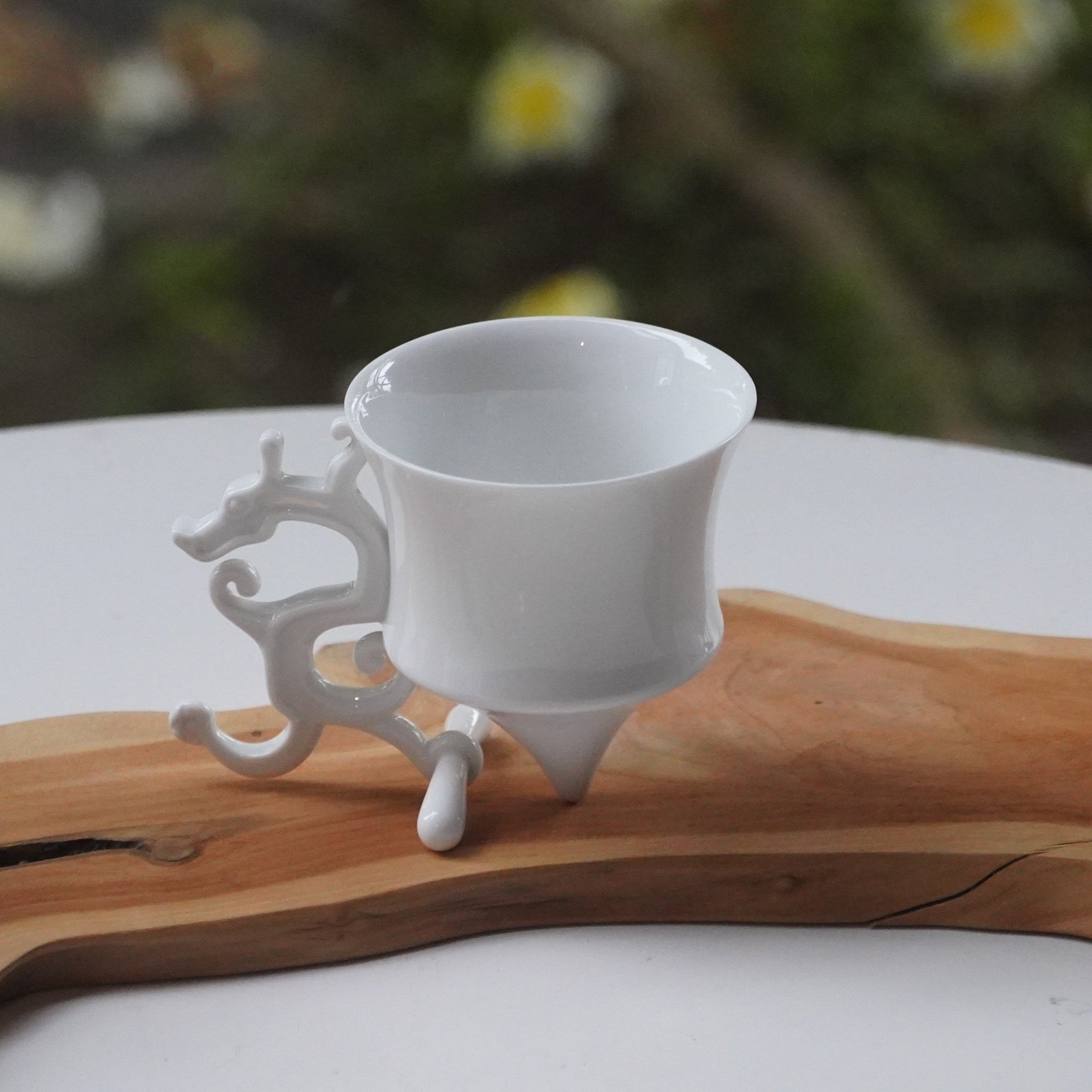 龍尊杯白瓷茶具,戶外庭院場景,木色底座陳設,八方新氣 NewChi Porcelain