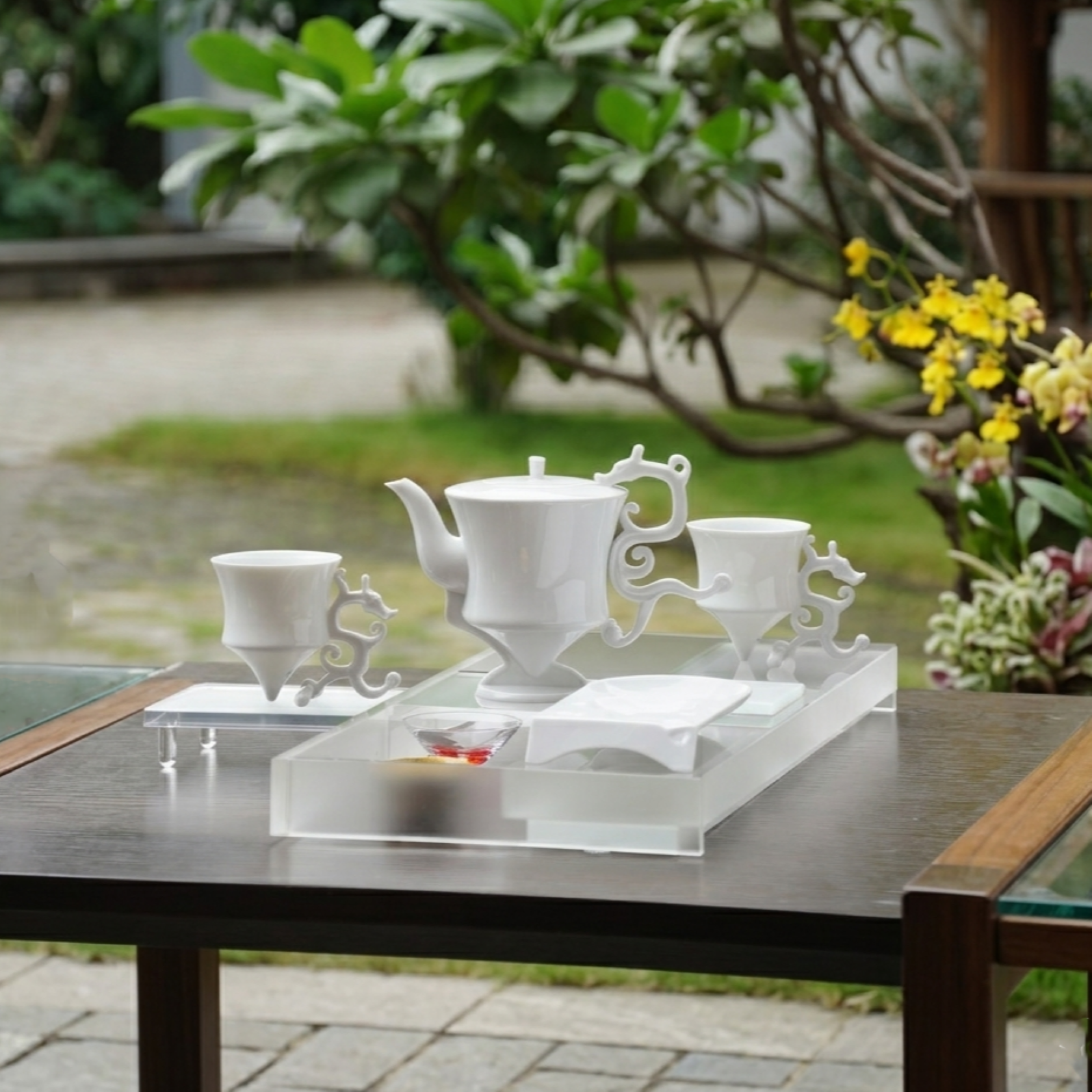 龍尊壺杯組白瓷茶具,戶外庭院木桌場景,壓克力底座陳設,花木背景,八方新氣 NewChi Porcelain