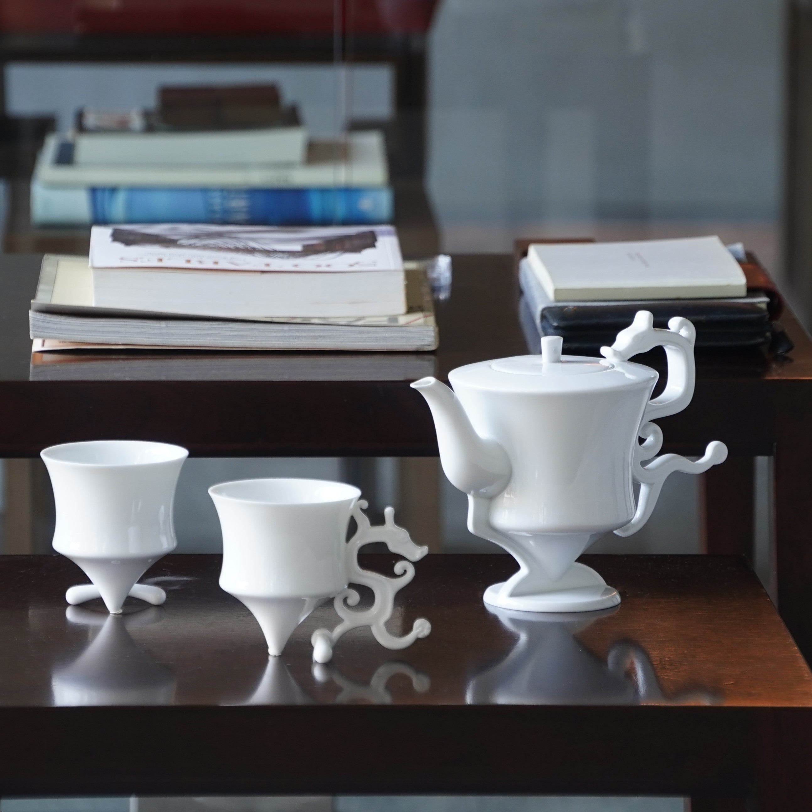 龍尊壺杯組白瓷茶具,深色木桌室內書房場景,展示壺杯並列整體造型,八方新氣