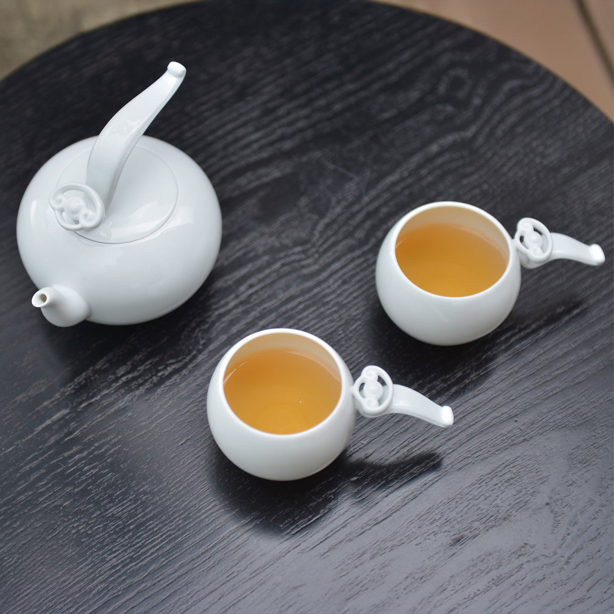 〈如意高飛〉茶壺與兩杯茶,黑色圓桌