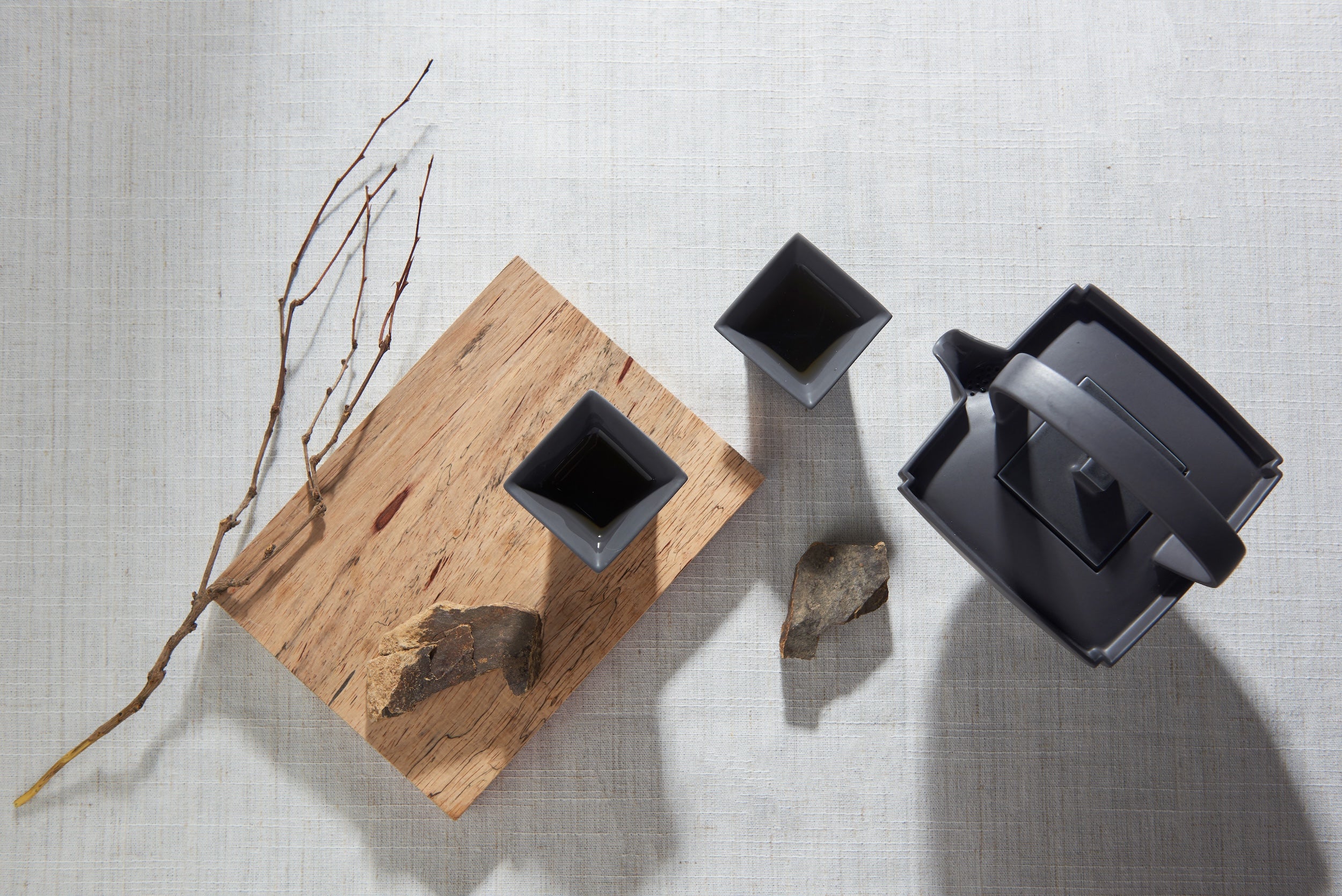 四季壺杯置於東方茶席場景|山水線系列作品