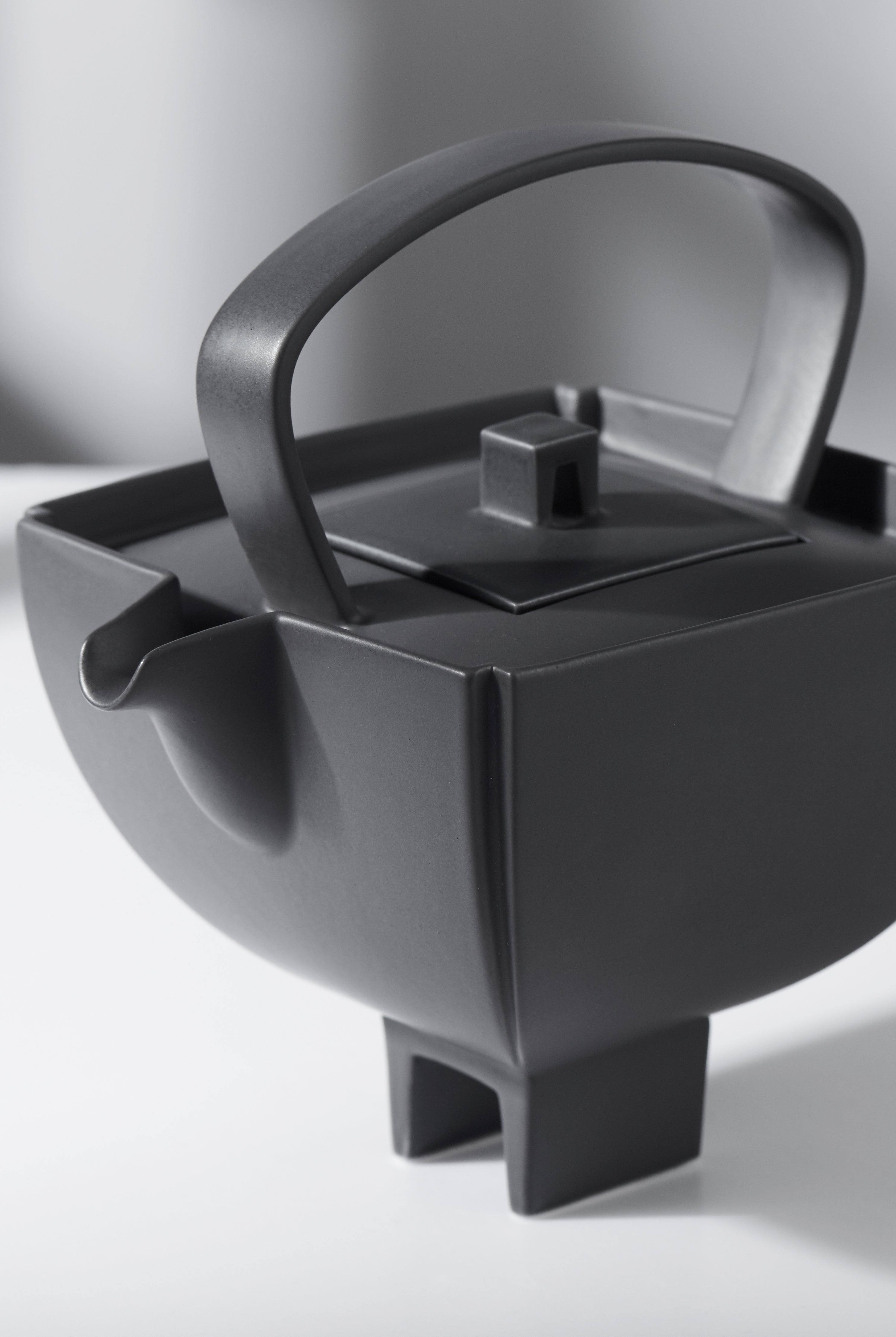 四季黑霧壺頂視角|壺口與折角細節特寫