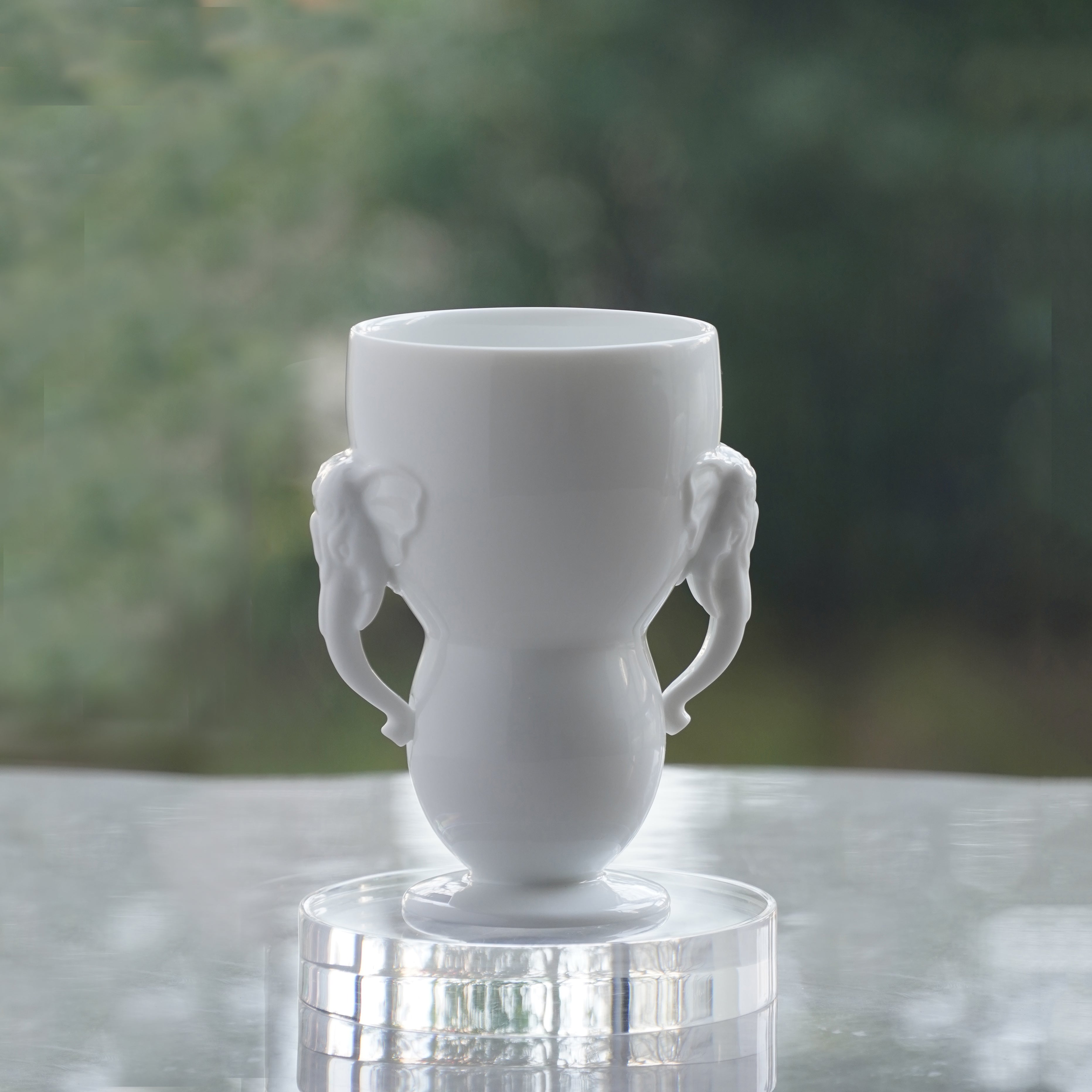 白瓷啤酒杯 萬象一新 白瓷大象把手杯單杯陳設,展示杯型輪廓與大象把手側面,八方新氣
