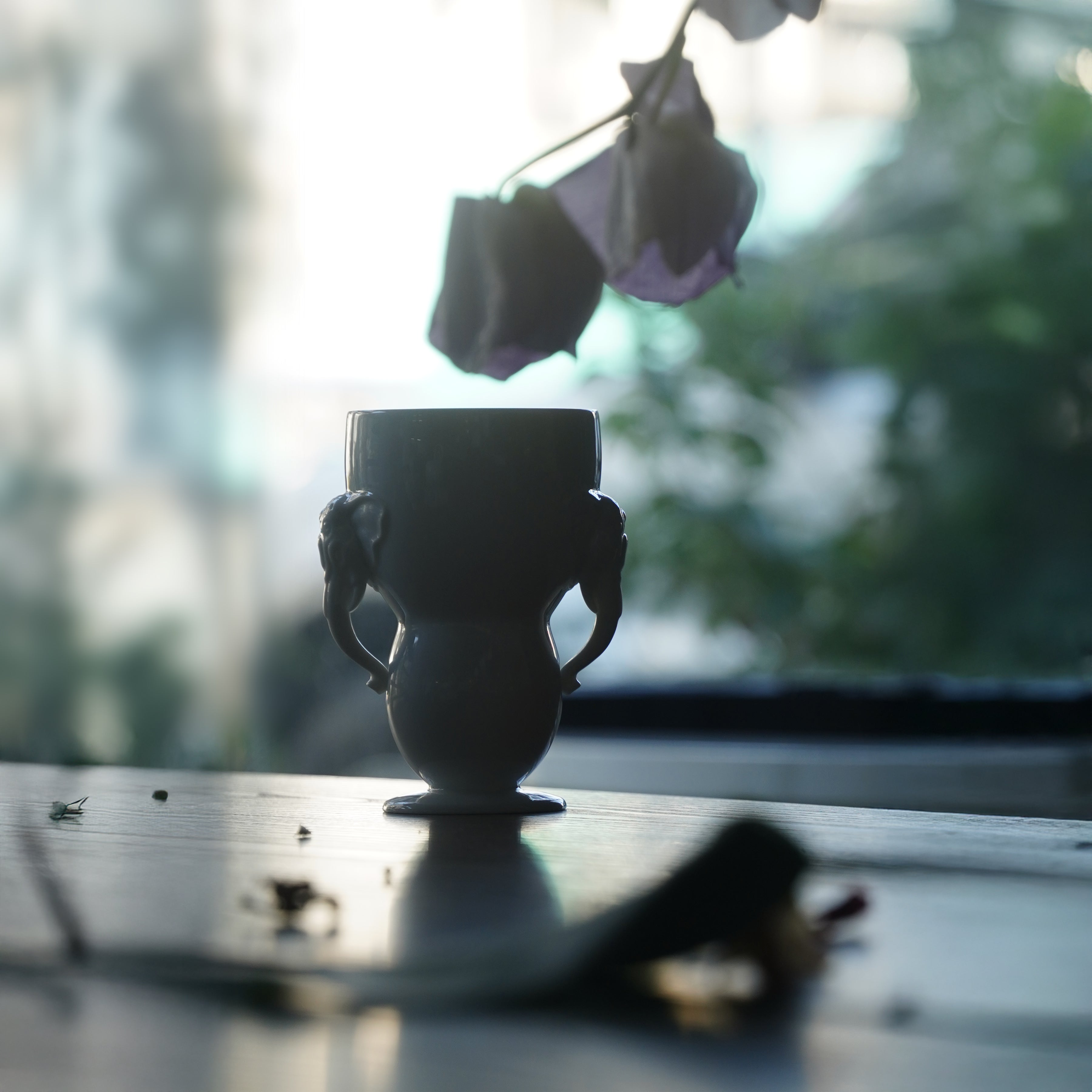 萬象一新白瓷大象把手杯單杯陳設,展示杯型輪廓與大象把手側面,八方新氣