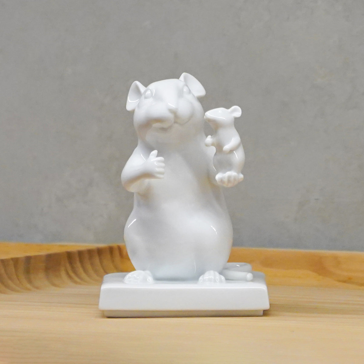 王俠軍作品《數一數二》,展現「在我眼裡你是第一」的情感支持