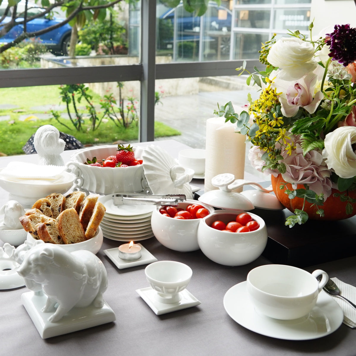 〈圓滿〉瓷盒開蓋盛滿水果,窗邊餐桌佈置